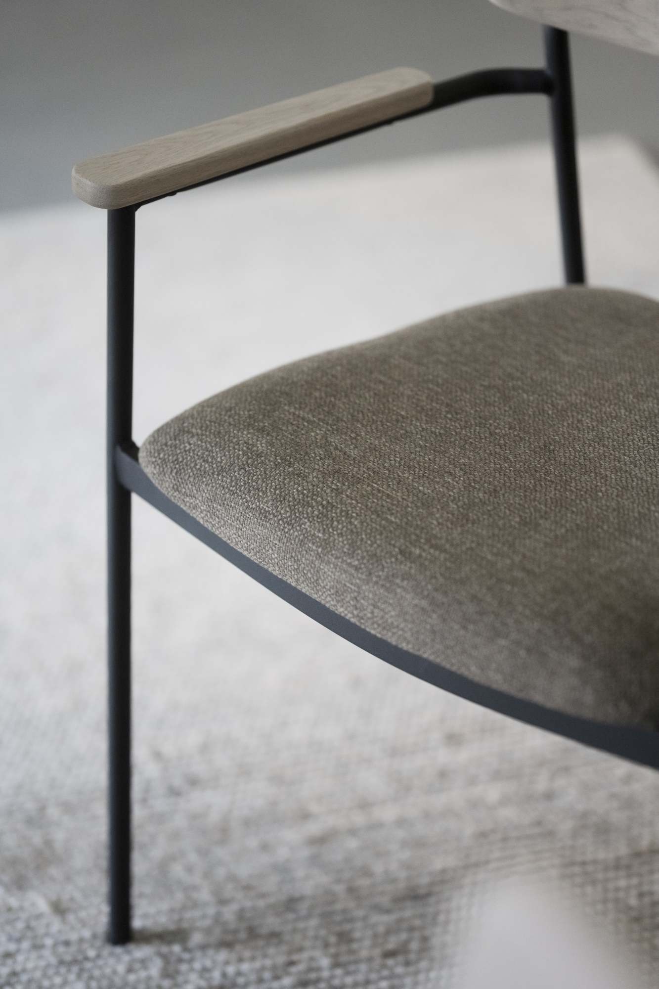 Stuhl Maymont 2er Set mit Armlehnen, Whitewash / Dunkelbeige – überzeugt mit zeitlosem Stil.