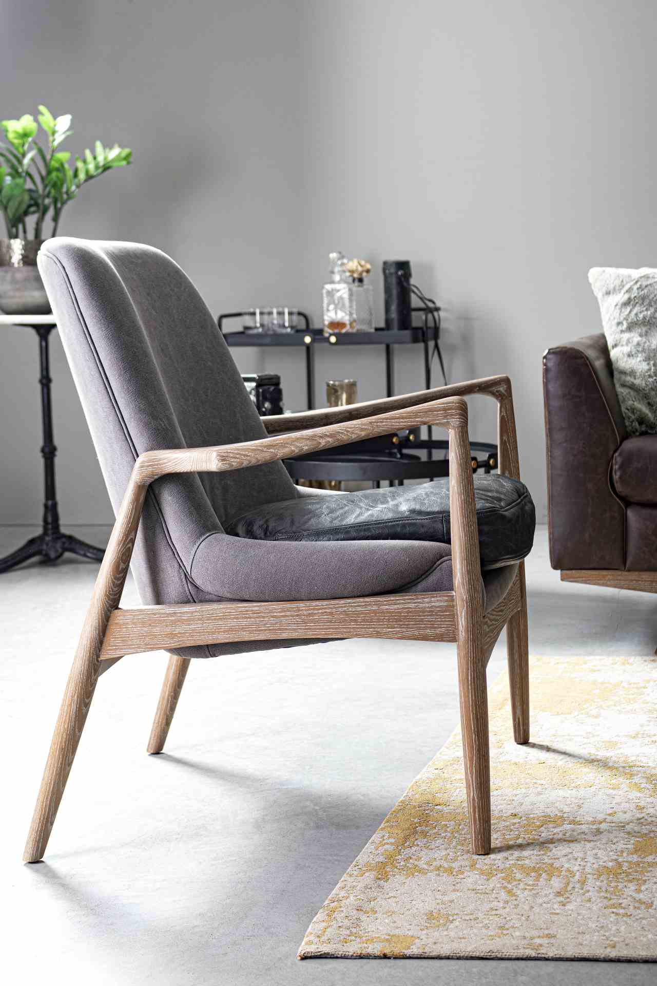 Der Sessel Marittas überzeugt mit seinem klassischen Design. Gefertigt wurde er aus Stoff, welcher einen grauen Farbton besitzt. Das Gestell ist aus Eschenholz und hat eine natürliche Farbe. Der Sessel besitzt eine Sitzhöhe von 46 cm. Die Breite beträgt 6