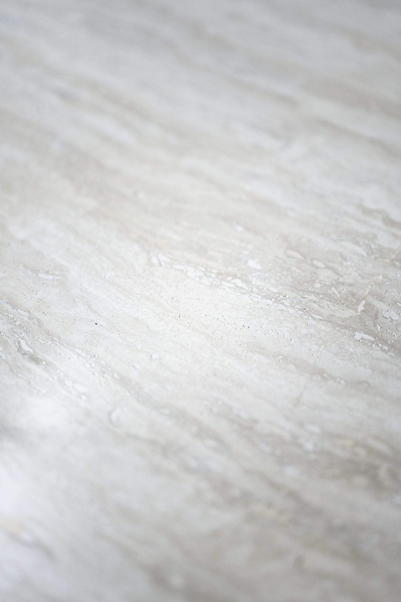 Machen Sie Ihr Zuhause komplett mit Esstisch Taransay Rund 125cm, Travertin Sand, Eiche Hell.