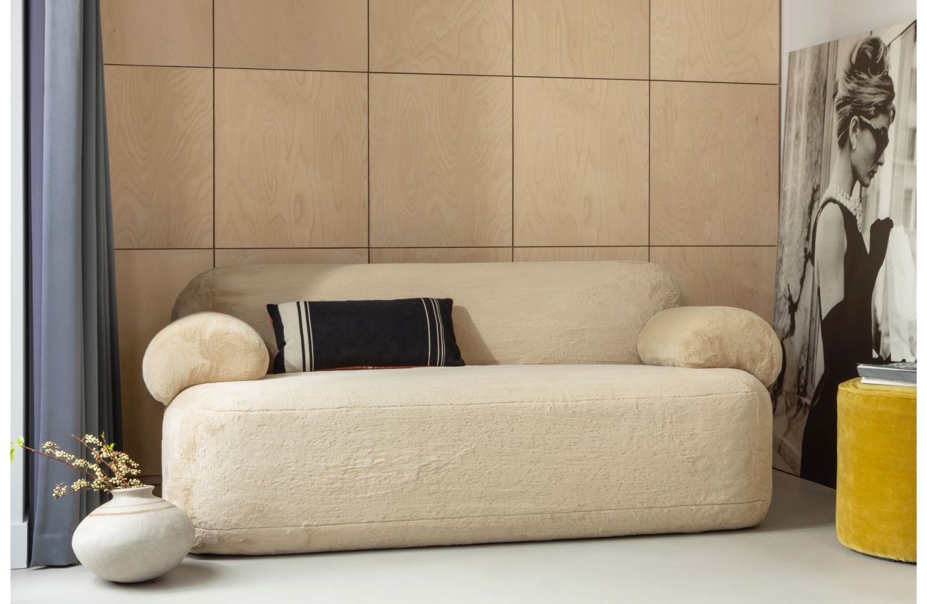 Das Sofa Jolie überzeugt mit seinem modernen Design. Gefertigt wurde es aus Pelz-Stoff, welcher einen Beigen Farbton besitzt. Das Sofa besitzt eine Sitzbreite von 120 cm.