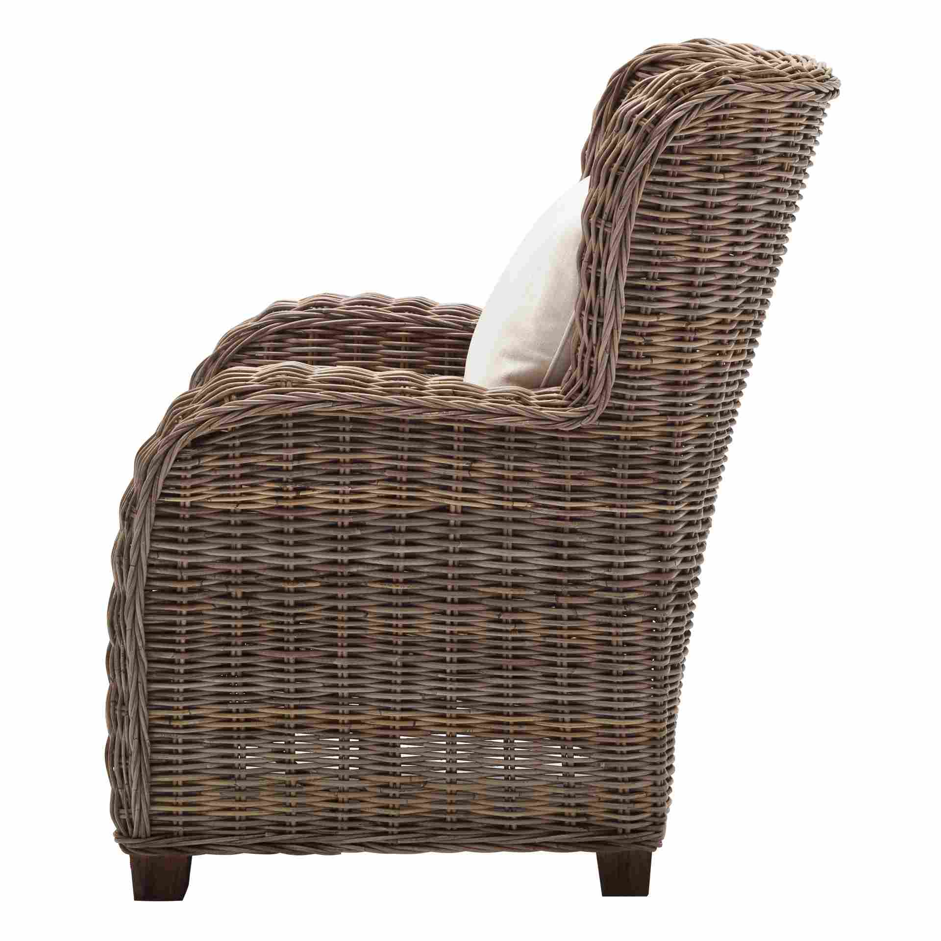 Der Armlehnstuhl Queen überzeugt mit seinem Landhaus Stil. Gefertigt wurde er aus Kabu Rattan, welches einen natürlichen Farbton besitzt. Der Stuhl verfügt über eine Armlehne. Die Sitzhöhe beträgt beträgt 35 cm.