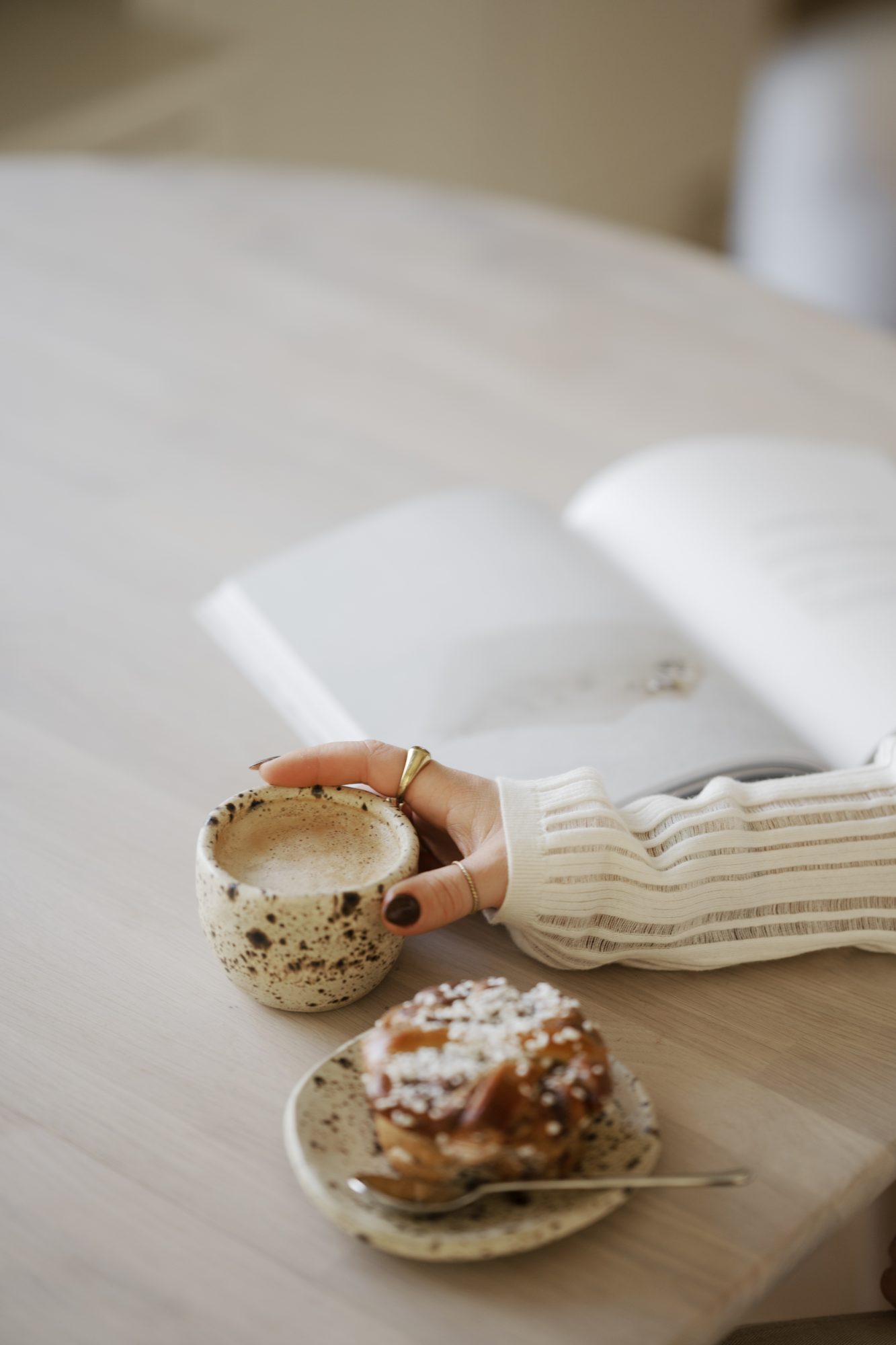 Ausziehtisch Tyler Oval 170/210cm, Eiche Weiß pigmentiert – stilvoller Blickfang für Ihr Zuhause.