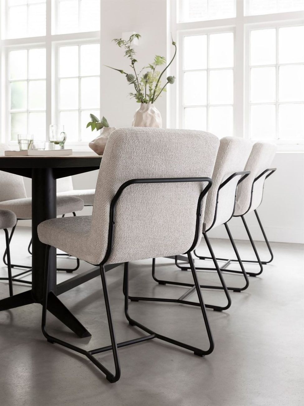 Der Esszimmerstuhl Zola überzeugt mit seinem modernen Design. Gefertigt wurde er aus Stoff, welcher einen natürlichen Farbton besitzt. Das Gestell ist aus Metall und hat eine schwarze Farbe. Der Stuhl besitzt eine Größe von 87x46x56 cm.