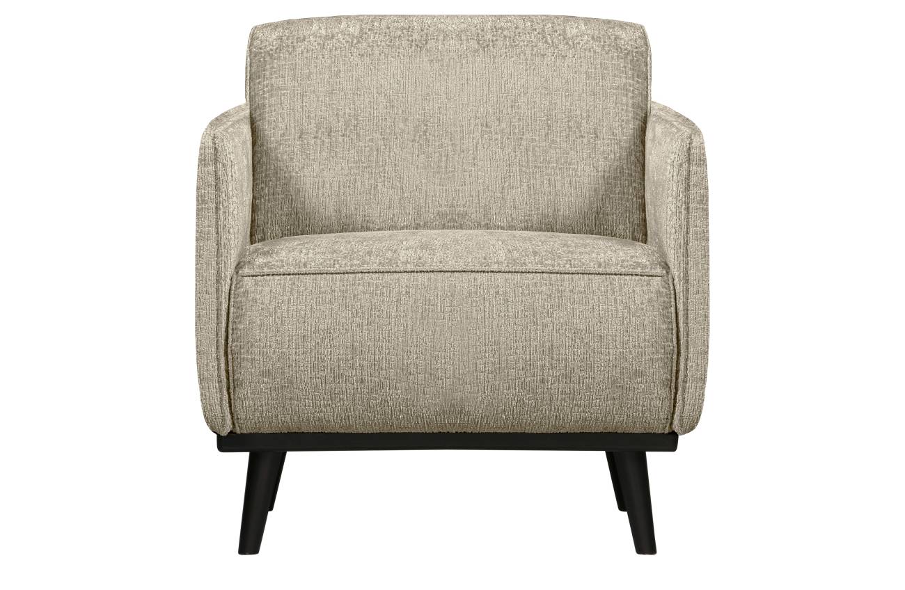 Der Sessel Statement überzeugt mit seinem modernen Stil. Gefertigt wurde es aus Struktursamt, welches einen Creme Farbton besitzt. Das Gestell ist aus Birkenholz und hat eine schwarze Farbe. Der Sessel besitzt eine Größe von 72x93 cm.