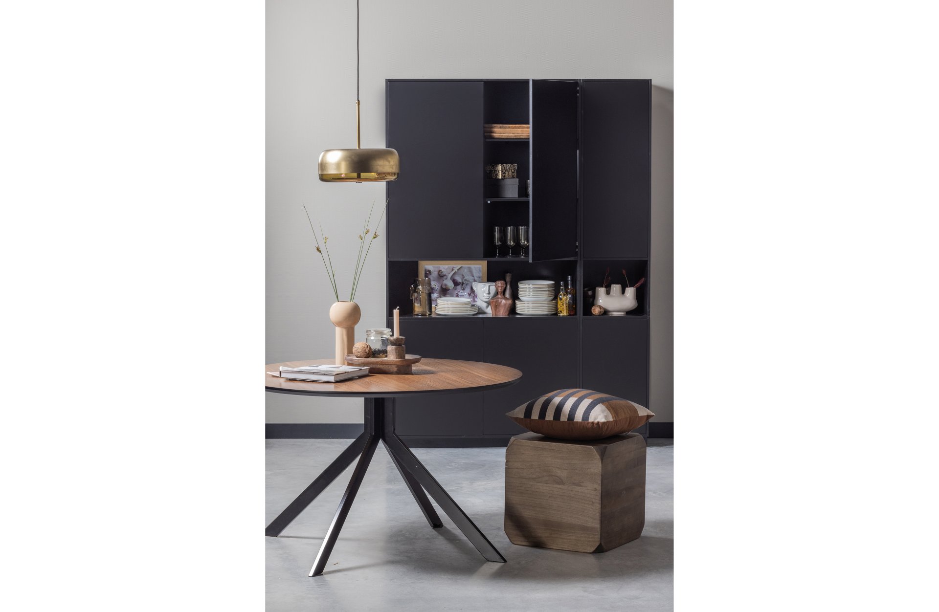 Der Beistelltisch Lio wurde aus Paulowniaholz gefertigt. Der Tisch ist massiv und hat einen dunkelbraunen Farbton.