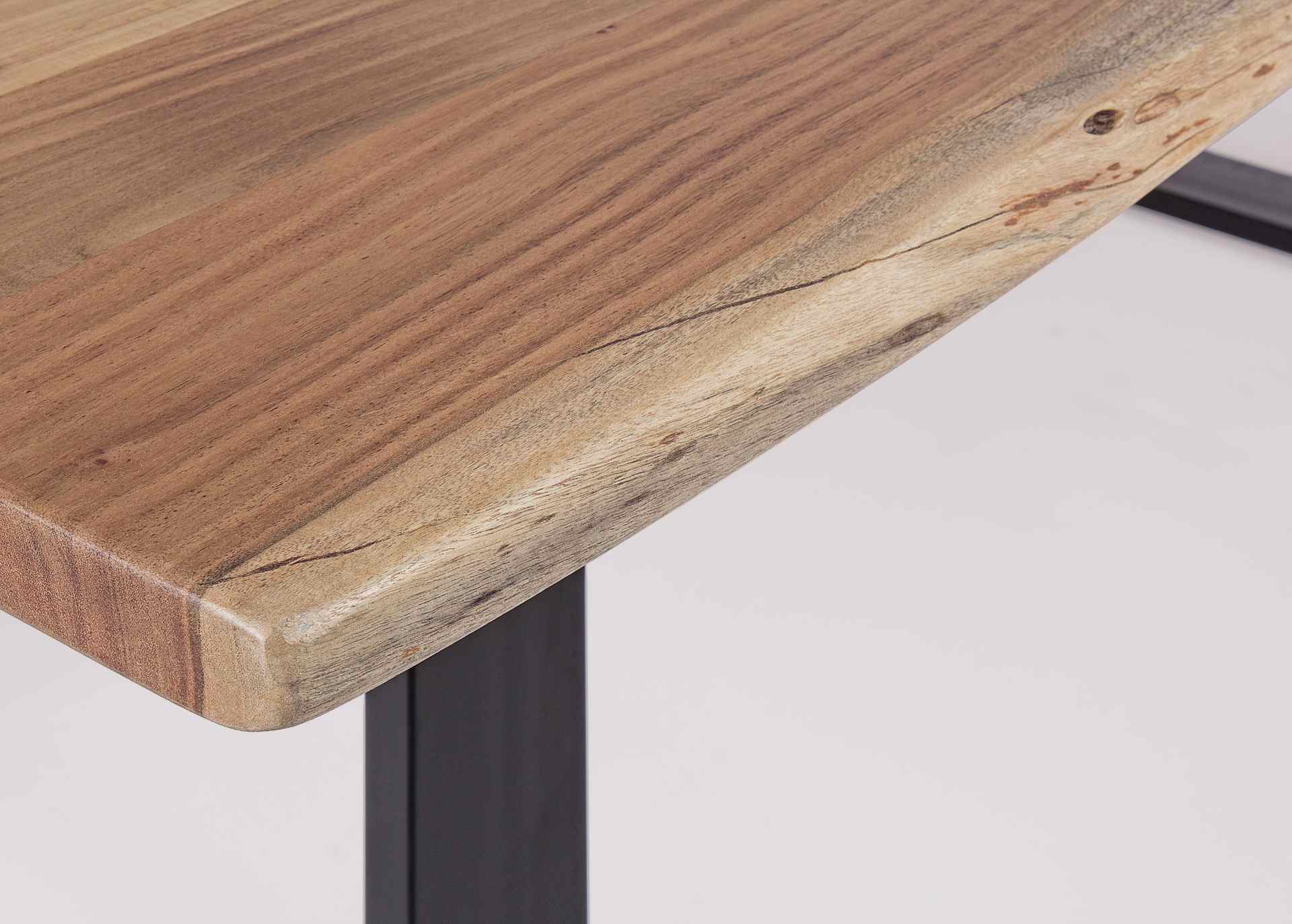 Der Esstisch Artur überzeugt mit seinem moderndem Design. Gefertigt wurde er aus Akazienholz, welches einen natürlichen Farbton besitzt. Das Gestell des Tisches ist aus Metall und ist in eine schwarze Farbe. Der Tisch besitzt eine Breite von 200 cm.