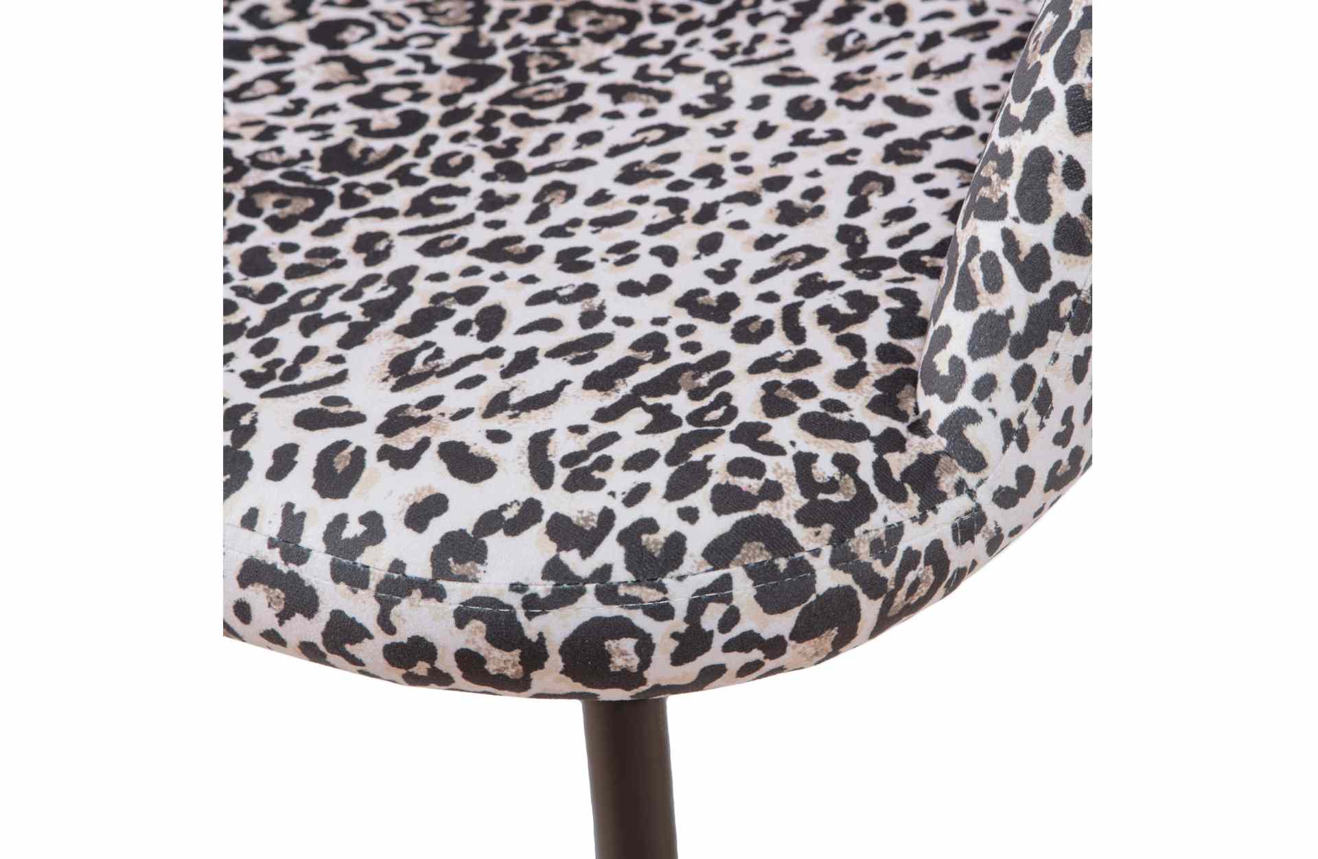 Der Esszimmerstuhl Noortje überzeugt mit seinem klassischen Design. Gefertigt wurde er aus Kunststofffasern, welche einen einen Panther Look besitzen. Das Gestell ist aus Metall und hat eine schwarze Farbe. Die Sitzhöhe beträgt 45 cm.