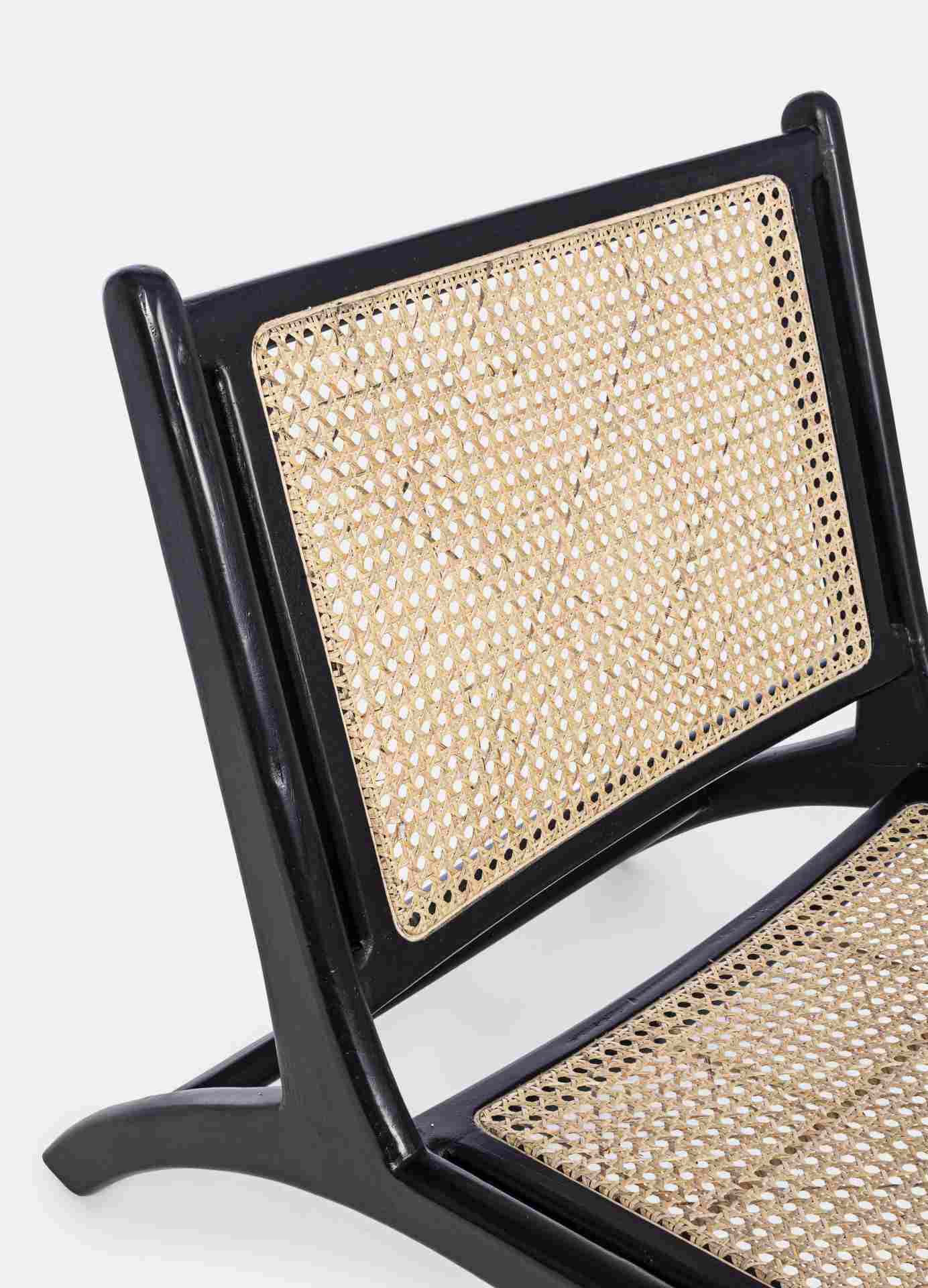 Der Sessel Mabel überzeugt mit seinem klassischen Design. Gefertigt wurde er aus Rattan, welcher einen natürlichen Farbton besitzt. Das Gestell ist aus Kautschukholz und hat eine schwarze Farbe. Der Sessel besitzt eine Sitzhöhe von 41 cm. Die Breite beträ