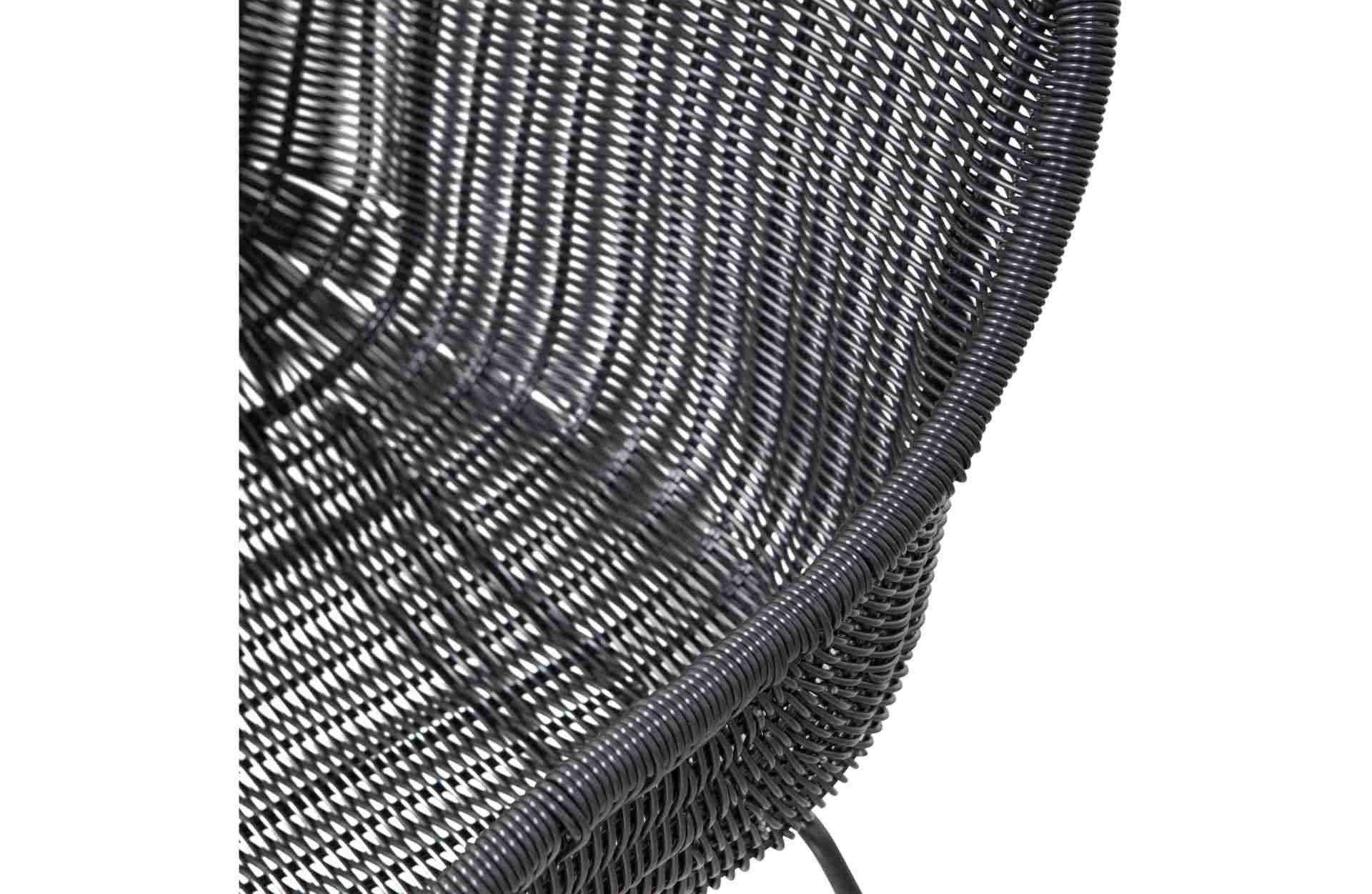 Der Esszimmerstuhl Willow überzeugt mit seinem klassischen Design. Gefertigt wurde er aus künstlichem Rattan, welches einen schwarzen Farbton besitzen. Das Gestell ist aus Metall und hat eine schwarze Farbe. Die Sitzhöhe beträgt 47 cm.