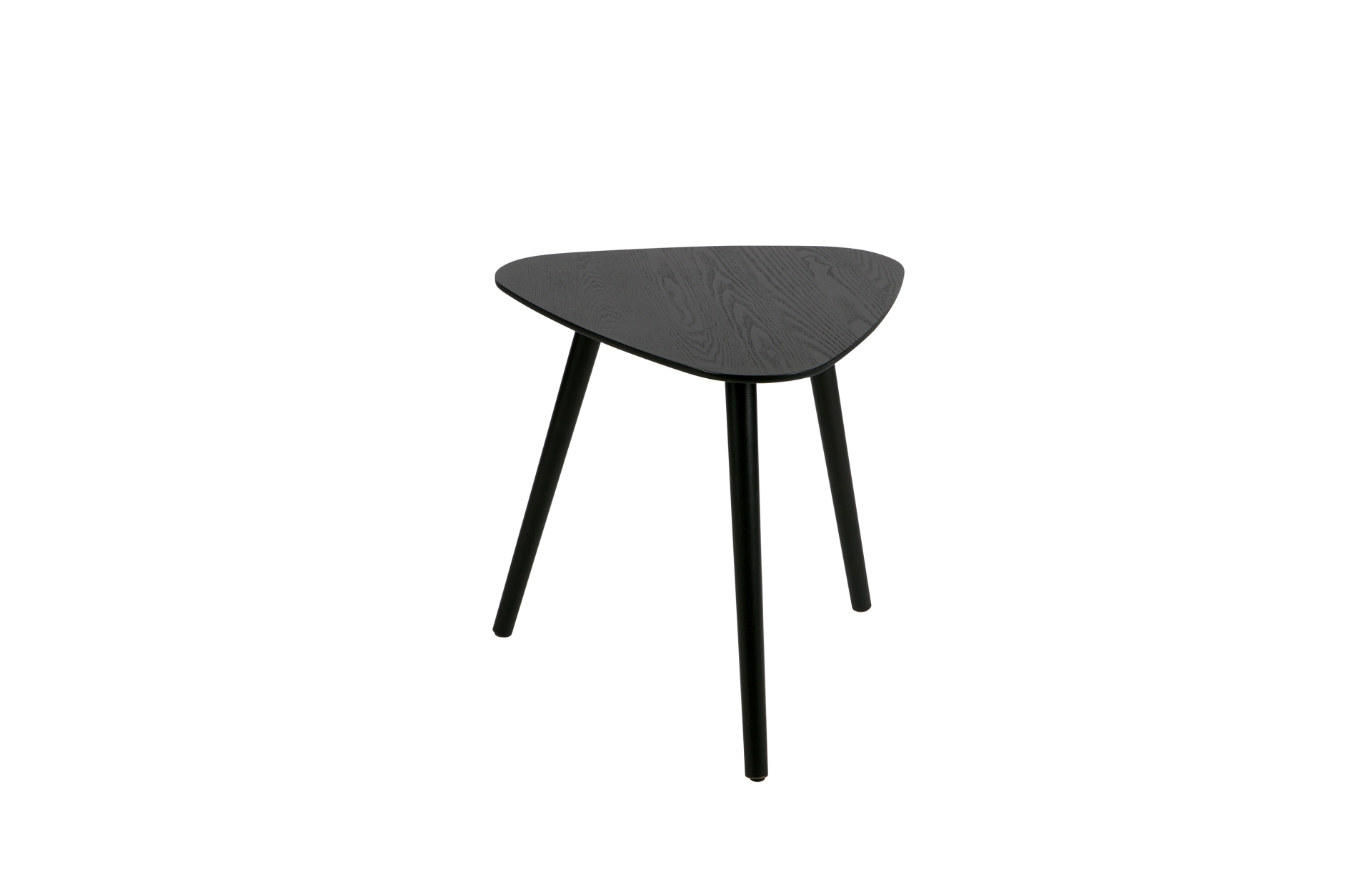Der Beistelltisch Nila besitzt eine dreieckige Form. Die Tischplatte wurde aus Eschenholz gefertigt und die Beine aus Pinienholz. Der Beistelltisch hat eine Schwarze Farbe.
