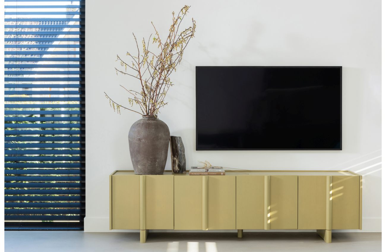 Das TV Board Basu überzeugt mit seinem modernen Design. Gefertigt wurde es aus Kiefernholz, welcher einen Olive grünen Farbton besitzt. Das Gestell ist auch aus Kiefernholz. Das TV Board verfügt über vier Türen