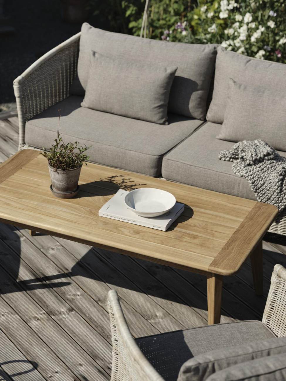Der Gartencouchtisch Lilja überzeugt mit seinem modernen Design. Gefertigt wurde die Tischplatte aus Teakholz und hat eine natürliche Farbe. Das Gestell ist auch aus Teakholz und hat eine natürliche Farbe. Der Tisch besitzt eine Länge von 140 cm.