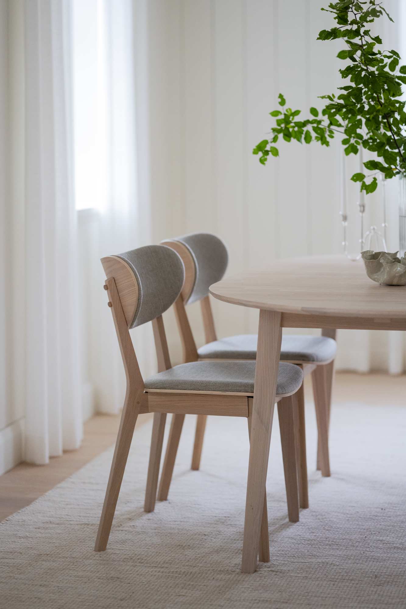 Komfortabel & schön – Stuhl Kato 2er Set, Whitewash / Grau Beige.