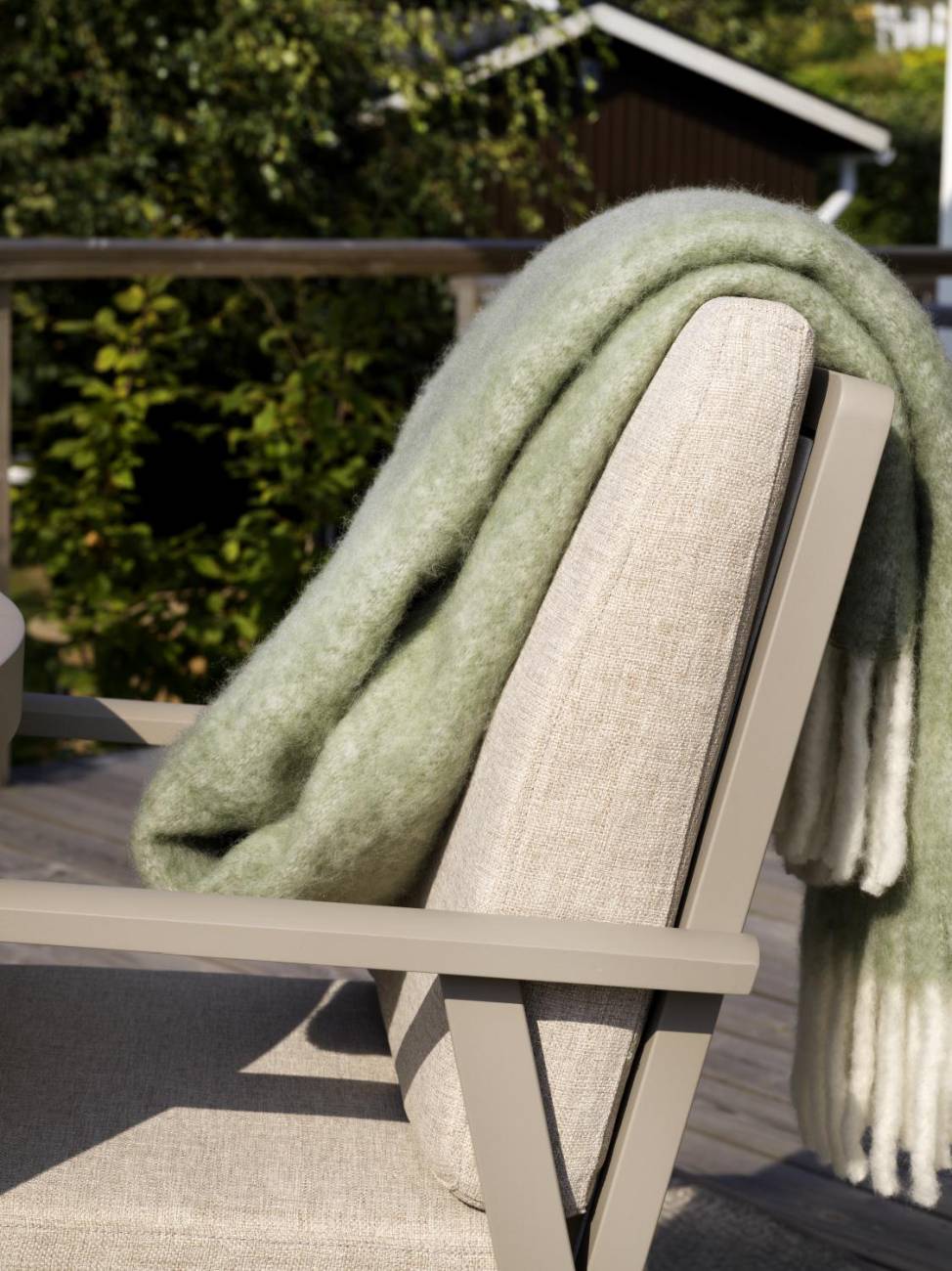 Der Gartensessel Samvaro Big überzeugt mit seinem modernen Design. Gefertigt wurde er aus Stoff, welcher einen kaki Farbton besitzt. Das Gestell ist aus Metall und hat eine kaki Farbe. Die Sitzhöhe des Sessels beträgt 43 cm.