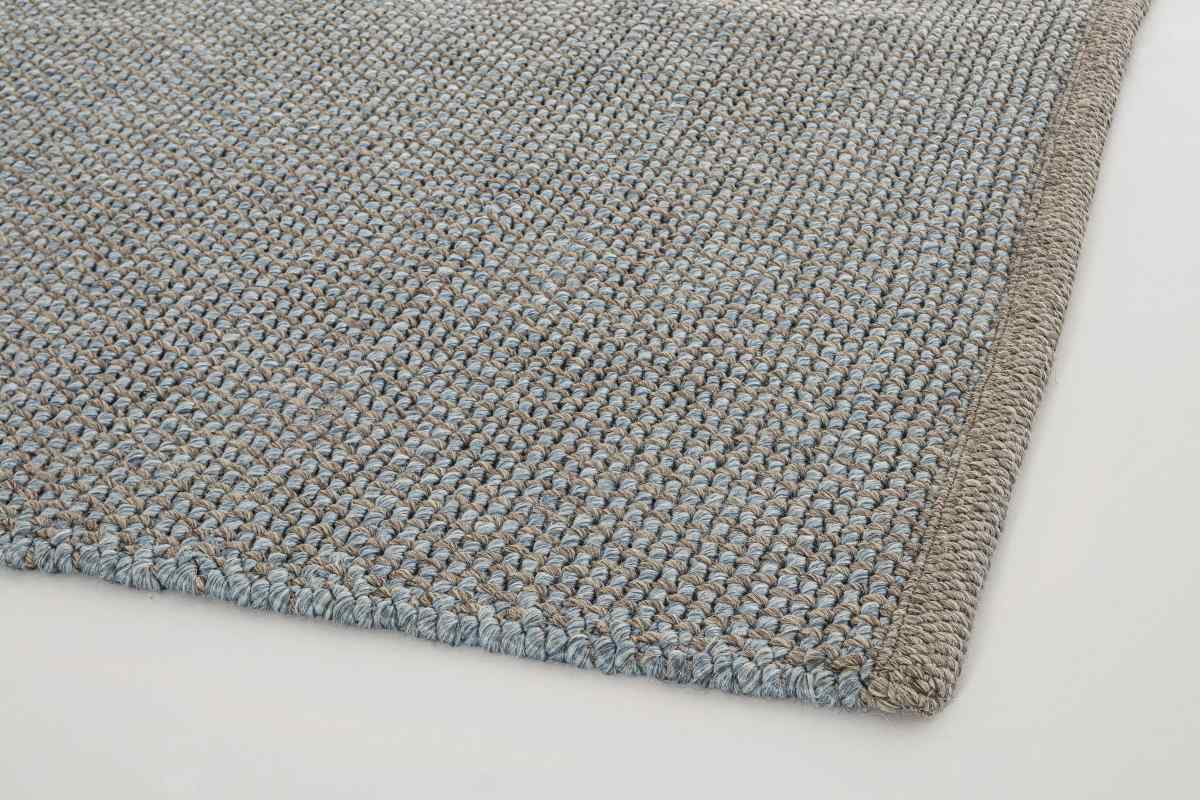 Der Outdoor Teppich Gazal überzeugt mit seinem modernen Design. Gefertigt wurde er aus Kunststofffasern, welche einen blauen Farbton besitzt. Der Teppich verfügt über eine Größe von 170x240 cm und ist für den Outdoor Bereich geeignet.