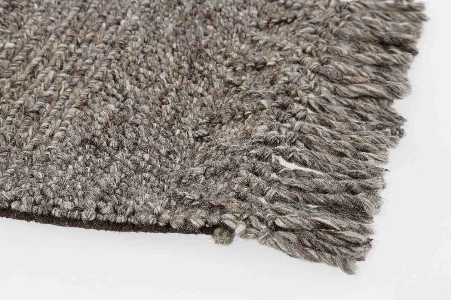 Der Teppich Hiruni überzeugt mit seinem Klassischen Design. Gefertigt wurde er aus 70% wolle und 30% Polyester. Der Teppich besitzt eine braunen Farbton und die Maße von 160x230 cm.