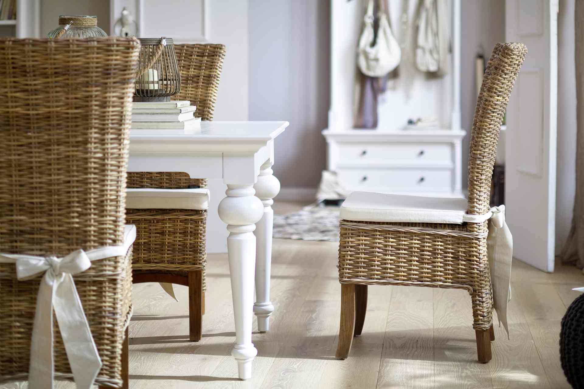 Der Esstisch Provence überzeugt mit seinem Landhaus Stil. Gefertigt wurde er aus Mahagoni Holz, welches einen weißen Farbton besitzt. Der Esstisch verfügt über eine rechteckige Form. Die Breite beträgt 180 cm.