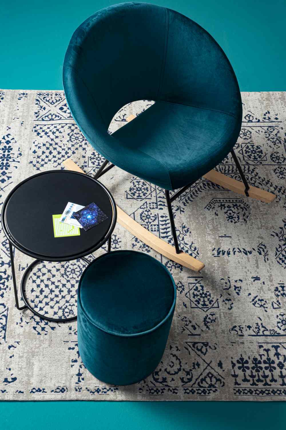 Der Teppich Bombay überzeugt mit seinem klassischen Design. Gefertigt wurde die Vorderseite aus 95% Chenille und 5% Polyester, die Rückseite aus 100% Baumwolle. Der Teppich besitzt einen blauen Farbton und die Maße von 140x200 cm.