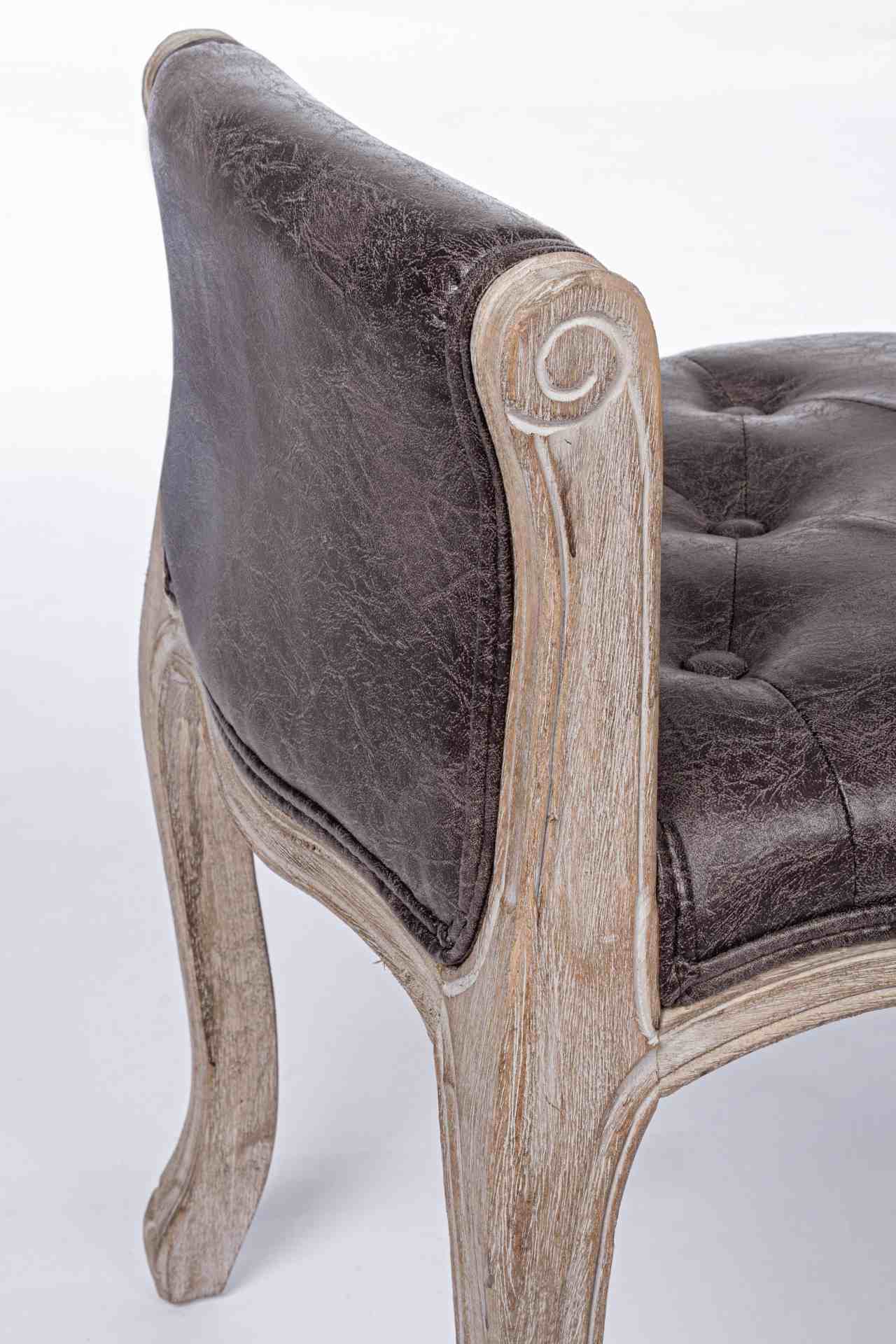 Die Bank Diva überzeugt mit ihrem klassischem Design. Gefertigt wurde die Bank aus einem Kunststoff-Bezug, welcher einen braunen Farbton besitzt. Das Gestell ist aus Holz und ist natürlich gehalten. Die Sitzhöhe beträgt 45 cm.