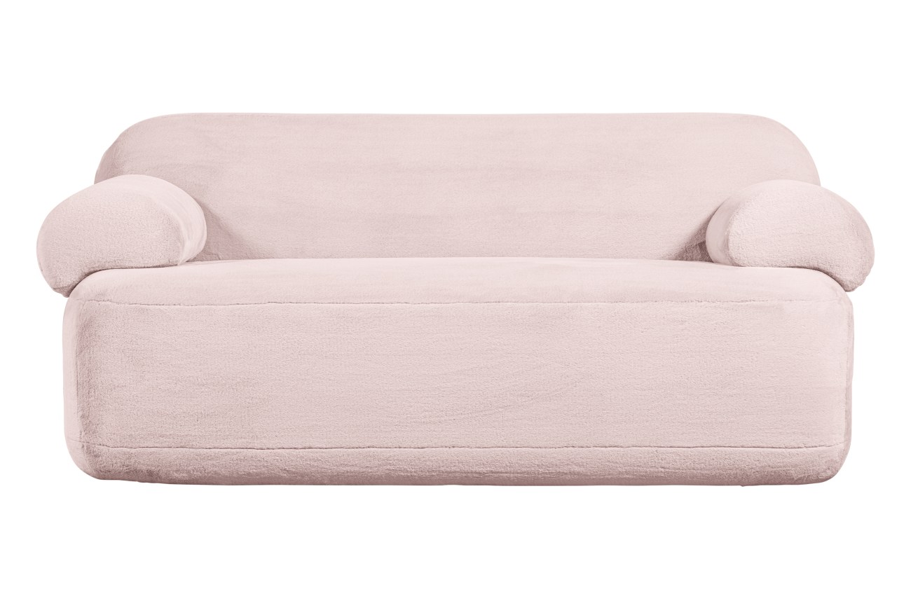 Das Sofa Jolie überzeugt mit seinem modernen Design. Gefertigt wurde es aus Pelz-Stoff, welcher einen Rosa Farbton besitzt. Das Sofa besitzt eine Sitzbreite von 120 cm.