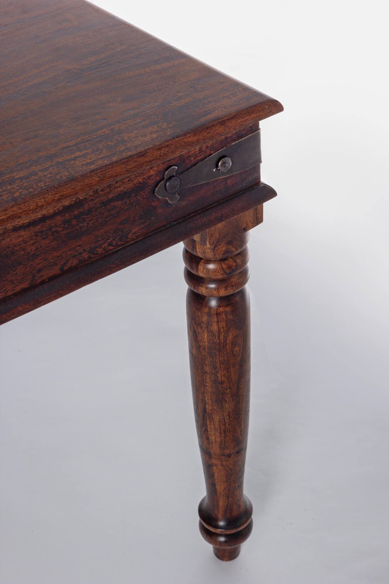 Der Esstisch Jaipur überzeugt mit seinem klassischem Design. Gefertigt wurde er aus Akazienholz, welches einen natürlichen Farbton besitzt. Das Gestell des Tisches ist auch aus Akazienholz. Der Tisch besitzt eine Breite von 200 cm.