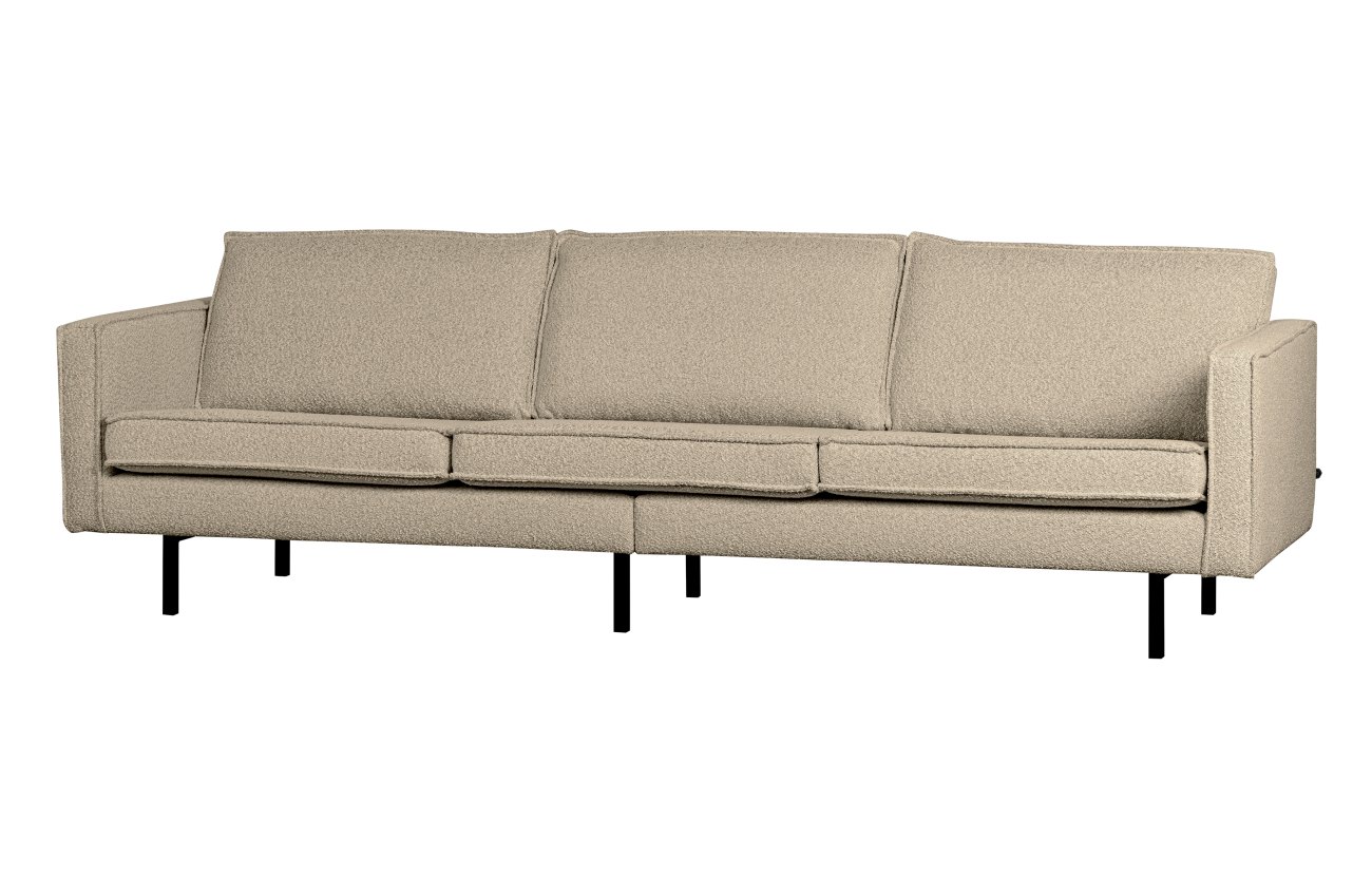 Das Sofa Rodeo überzeugt mit seinem modernen Stil. Gefertigt wurde es aus Boucle-Stoff, welcher einen Beigen Farbton besitzt. Das Gestell ist aus Metall und hat eine schwarze Farbe. Das Sofa besitzt eine Sitzhöhe von 45 cm.