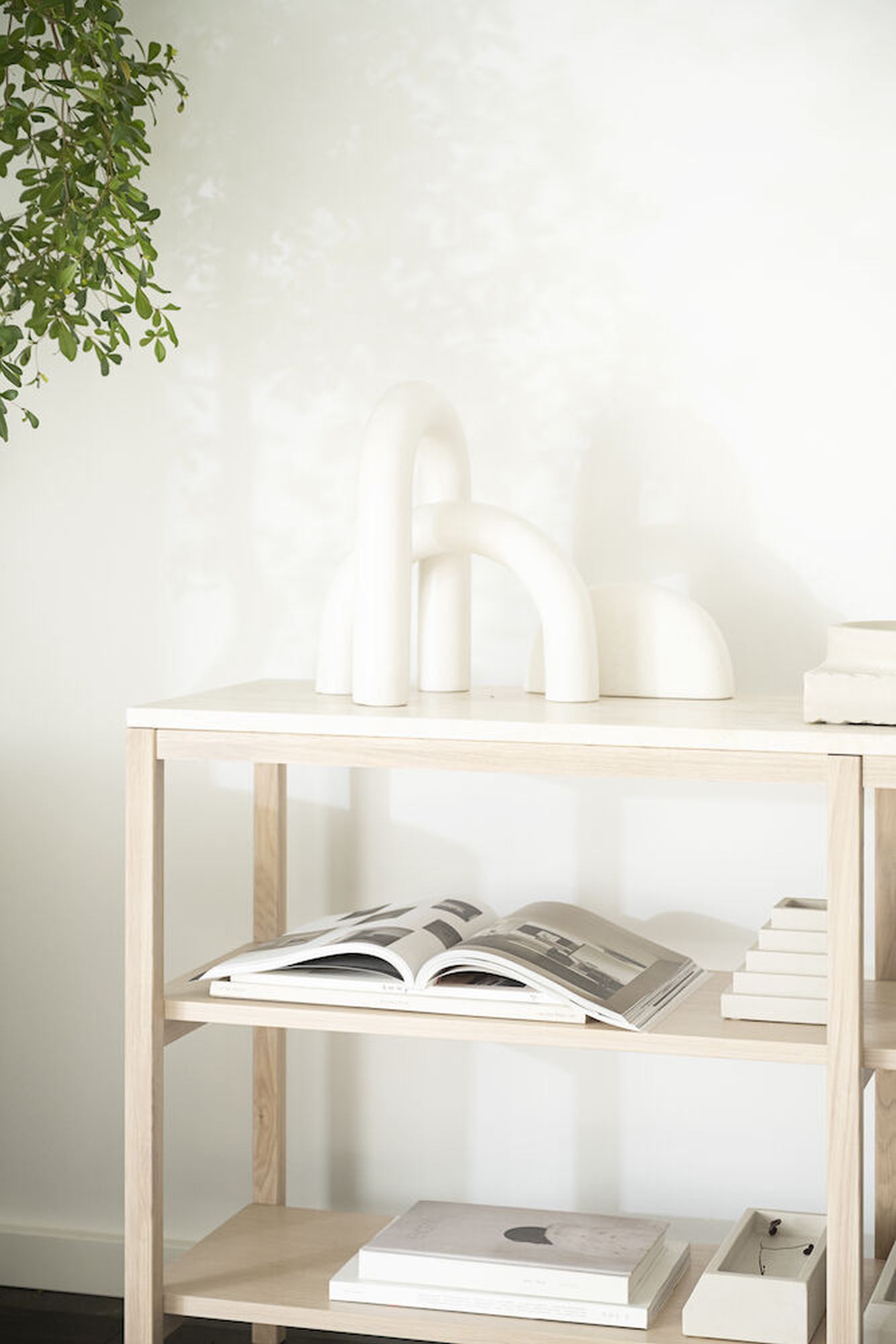 Konsole Orwel 140x40x75cm, Traventin / Eiche Whitewash passt perfekt in stilvolle Wohnräume.