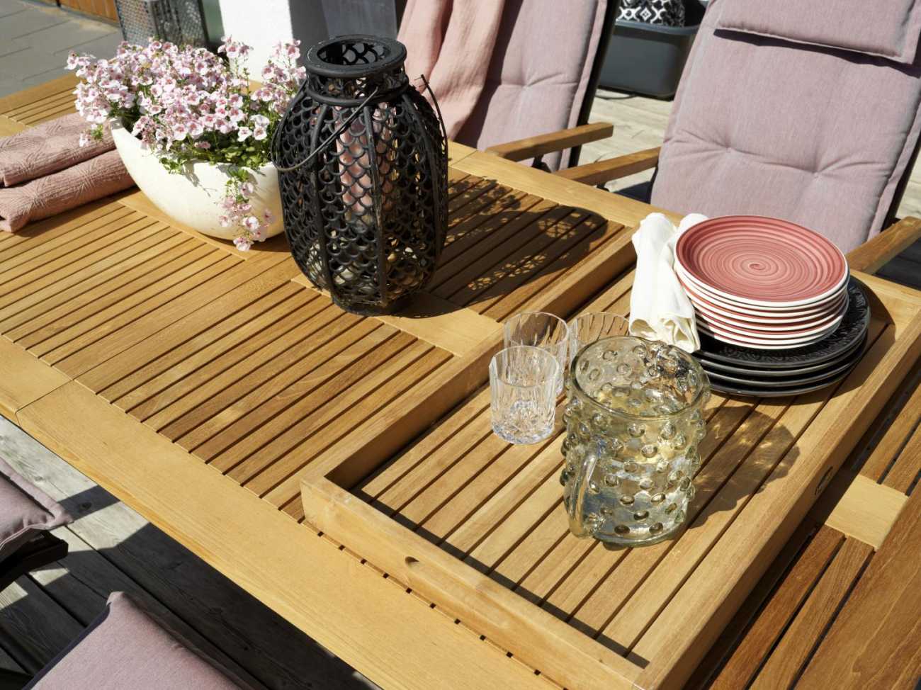 Der Gartenesstisch Lyon überzeugt mit seinem modernen Design. Gefertigt wurde die Tischplatte aus Teakholz und hat eine natürliche Farbe. Das Gestell ist aus Metall und hat eine weiße Farbe. Der Tisch besitzt eine Länge von 152 cm welche auf 210 cm verlän