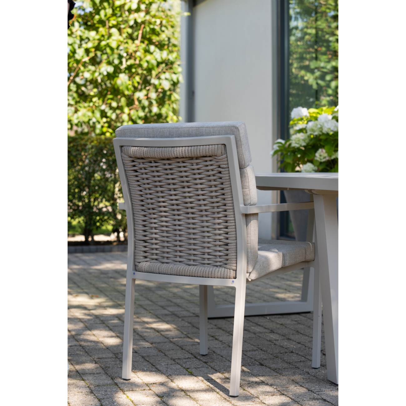 Der Gartenstuhl North überzeugt mit seinem modernen Design. Gefertigt wurde er aus Stoff, welches einen Sand Farbton besitzt. Das Gestell ist aus Aluminium und hat eine Sand Farbe. Der Stuhl besitzt eine Sitzhöhe von 49 cm.