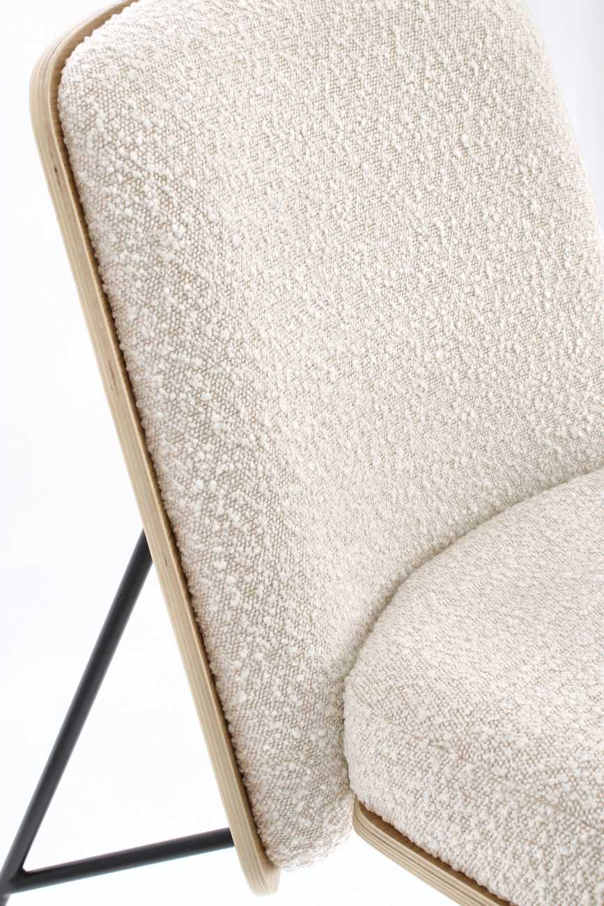 Der Sessel Emmerson überzeugt mit seinem modernen Stil. Gefertigt wurde er aus Boucle-Stoff, welcher einen Beigen Farbton besitzt. Das Gestell ist aus Metall und hat eine schwarze Farbe. Der Sessel besitzt eine Sitzhöhe von 46 cm.