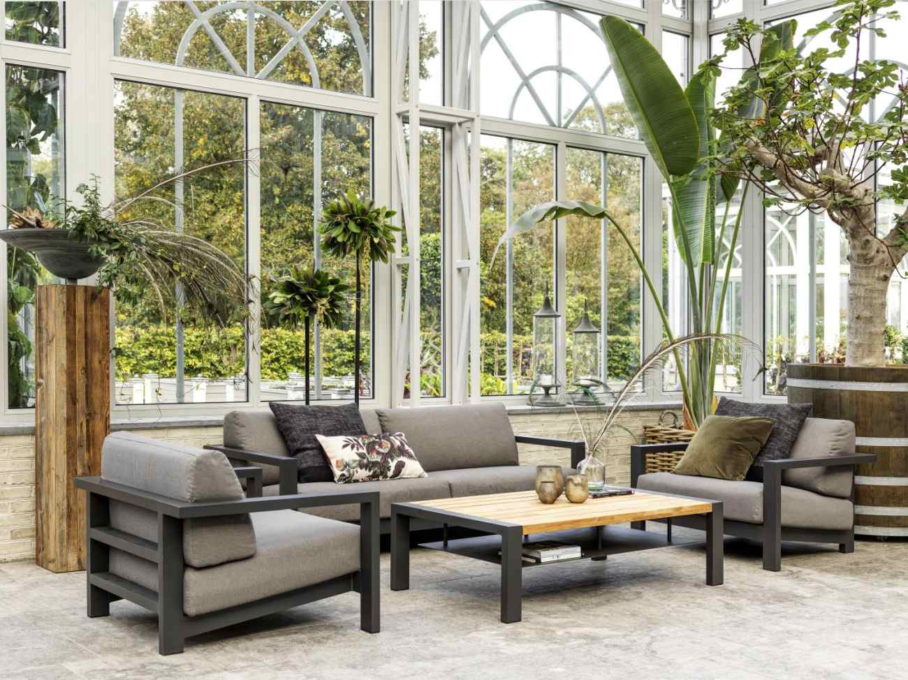 Das Gartensofa Amesdale überzeugt mit seinem modernen Design. Gefertigt wurde er aus Metall, welches einen schwarzen Farbton besitzt. Das Gestell ist auch aus Metall. Die Sitzhöhe des Sofas beträgt 39 cm.