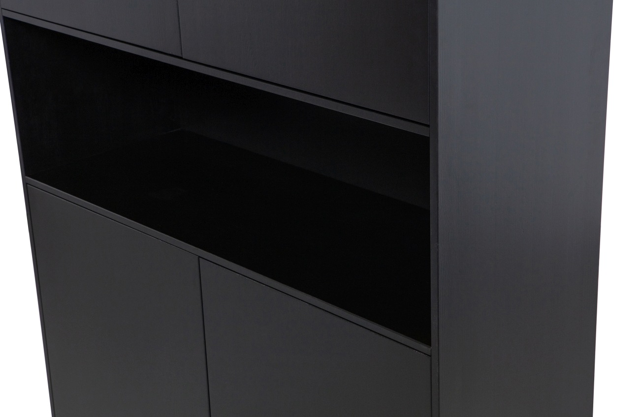 Der Schrank Fianca überzeugt mit seinem modernen Design. Gefertigt wurde es aus Kiefernholz, welches einen schwarzen Farbton besitzt. Der Schrank besitzt eine Größe von 110x40x210 cm.