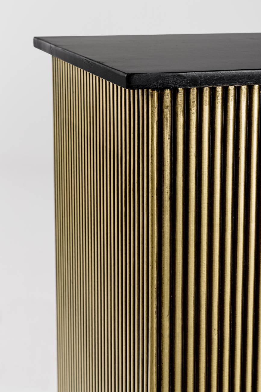 Der Barschrank Virta überzeugt mit seinem modernen Stil. Gefertigt wurde er aus Mangoholz, welches einen goldenen Farbton besitzt. Das Gestell ist aus Metall und hat eine schwarze Farbe. Der Schrank verfügt über vier Fächer.