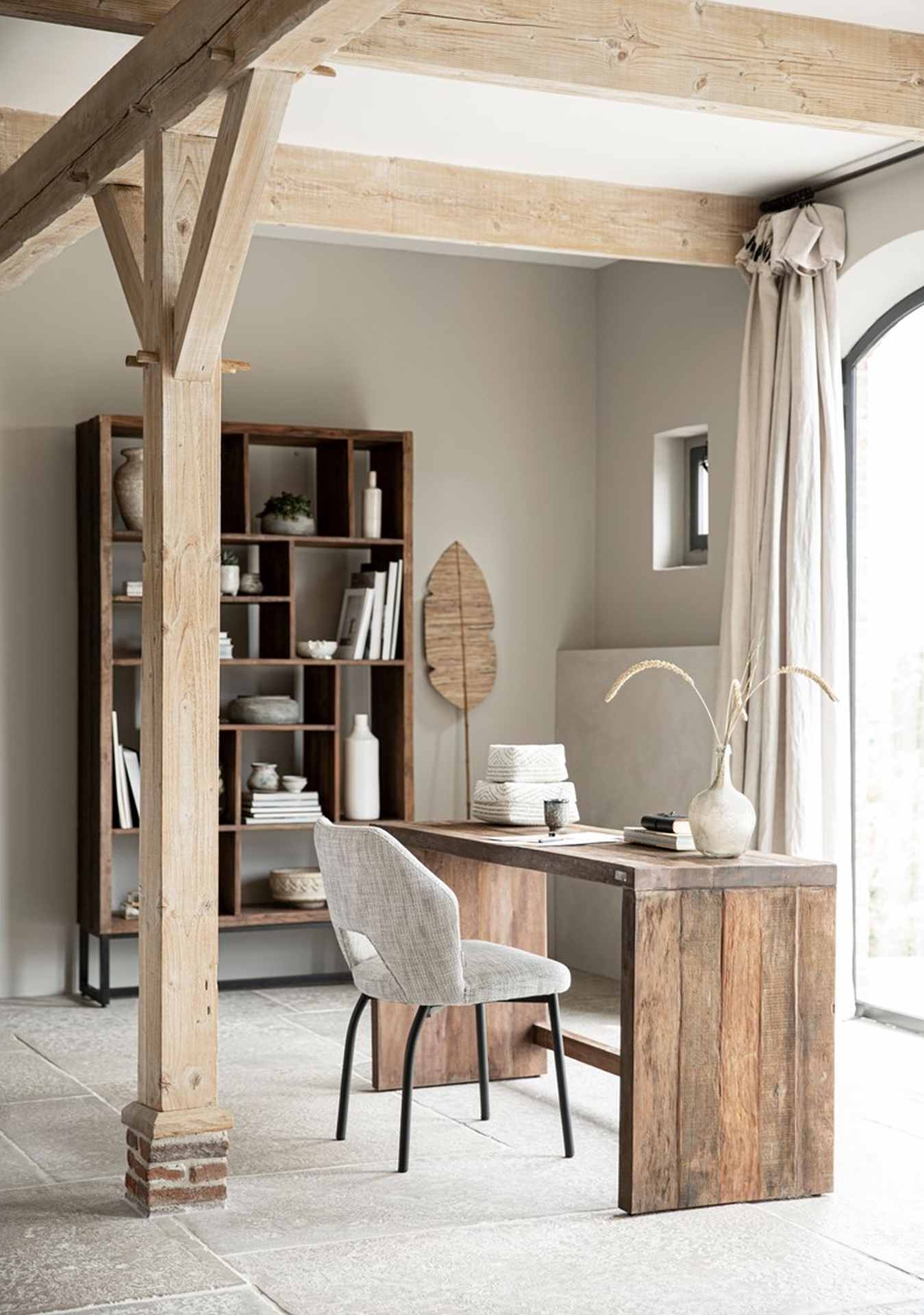 Das Bücherregal Timber überzeugt mit seinem massivem aber auch modernem Design. Gefertigt wurde es aus verschiedenen Holzarten, welche einen natürlichen Farbton besitzen. Das Gestell ist aus Metall. Das Bücherregal verfügt über 13 Fächer.