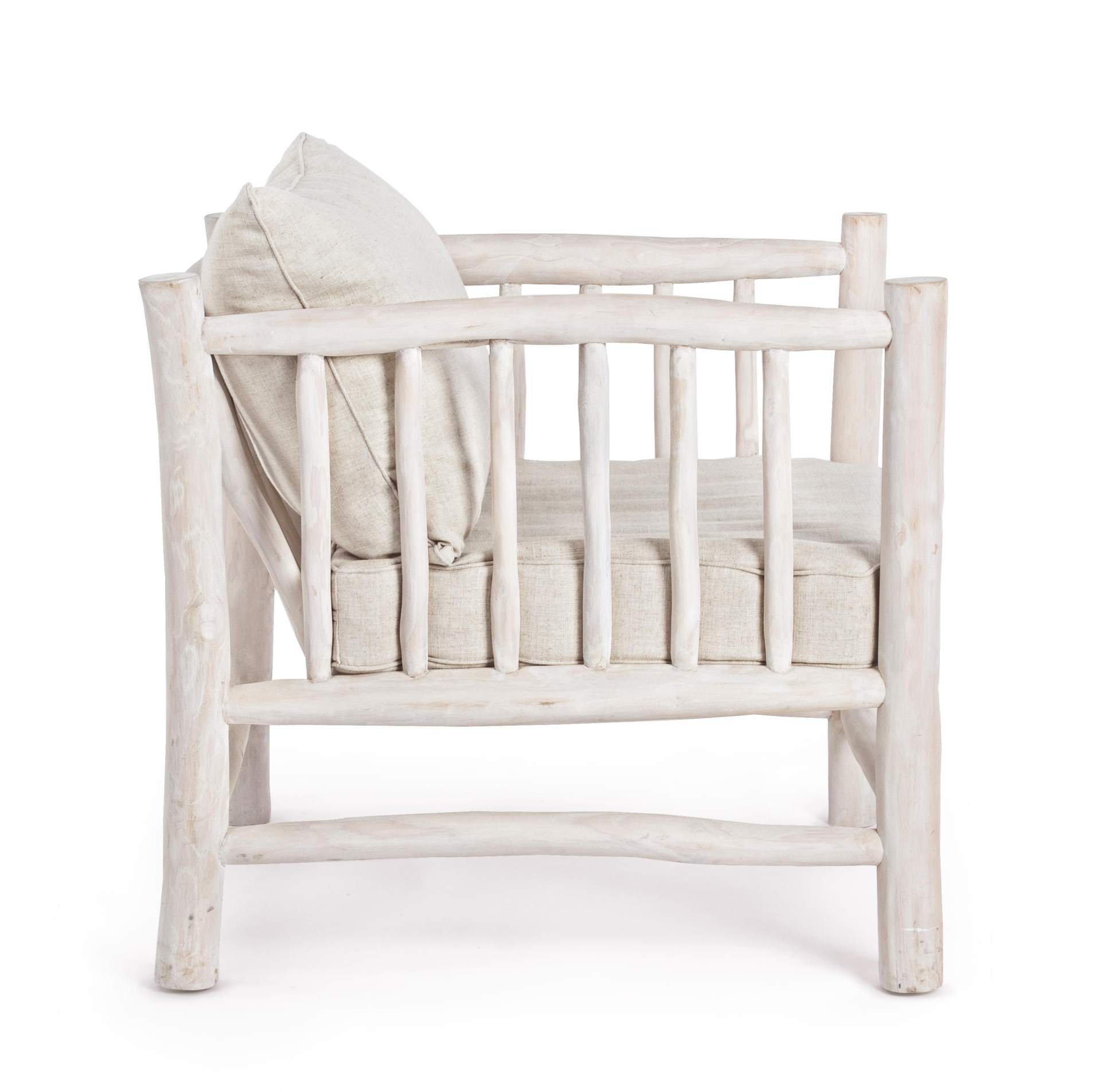 Der Sessel Sahel überzeugt mit seinem klassischen Design. Gefertigt wurde er aus Teakholz, welches einen weißen Farbton besitzt. Die Kissen sind aus einem Mix aus Baumwolle und Leinen. Der Sessel besitzt eine Sitzhöhe von 43 cm. Die Breite beträgt 70 cm.