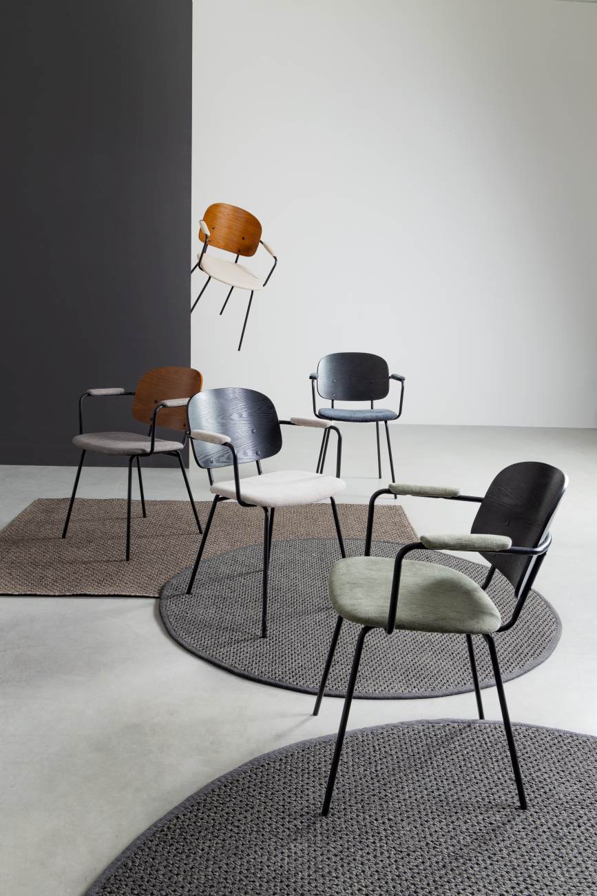 Der Esszimmerstuhl Sienna überzeugt mit seinem modernen Stil. Gefertigt wurde er aus Stoff, welcher einen natürlichen Farbton besitzt. Das Gestell ist aus Metall und hat eine schwarze Farbe. Der Stuhl besitzt eine Sitzhöhe von 48 cm.