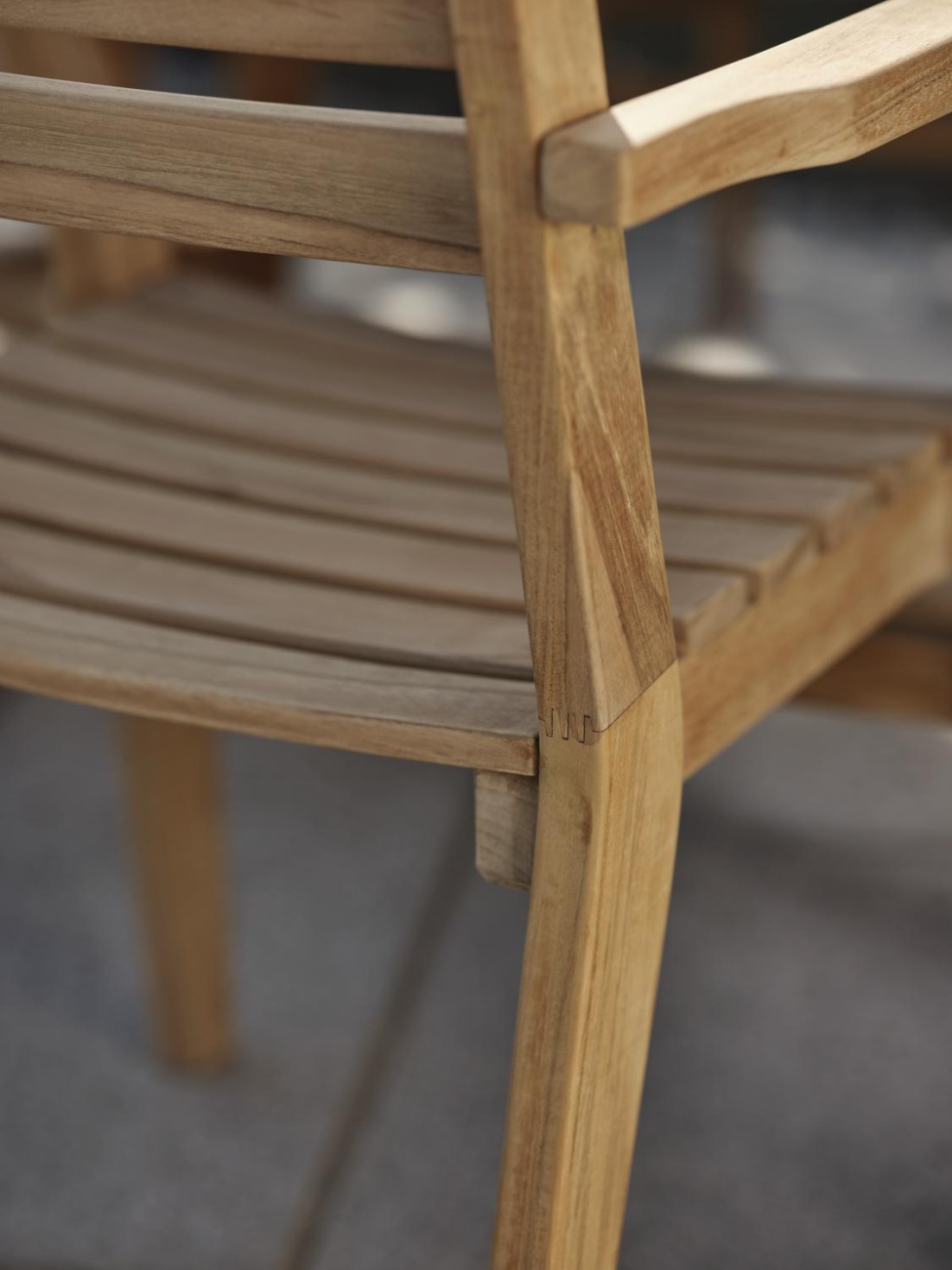 Der Gartenstuhl Keros überzeugt mit seinem modernen Design. Gefertigt wurde er aus Teakholz, welches einen natürlichen Farbton besitzt. Das Gestell ist auch aus Teakholz und hat eine natürliche Farbe. Die Sitzhöhe des Stuhls beträgt 44 cm.