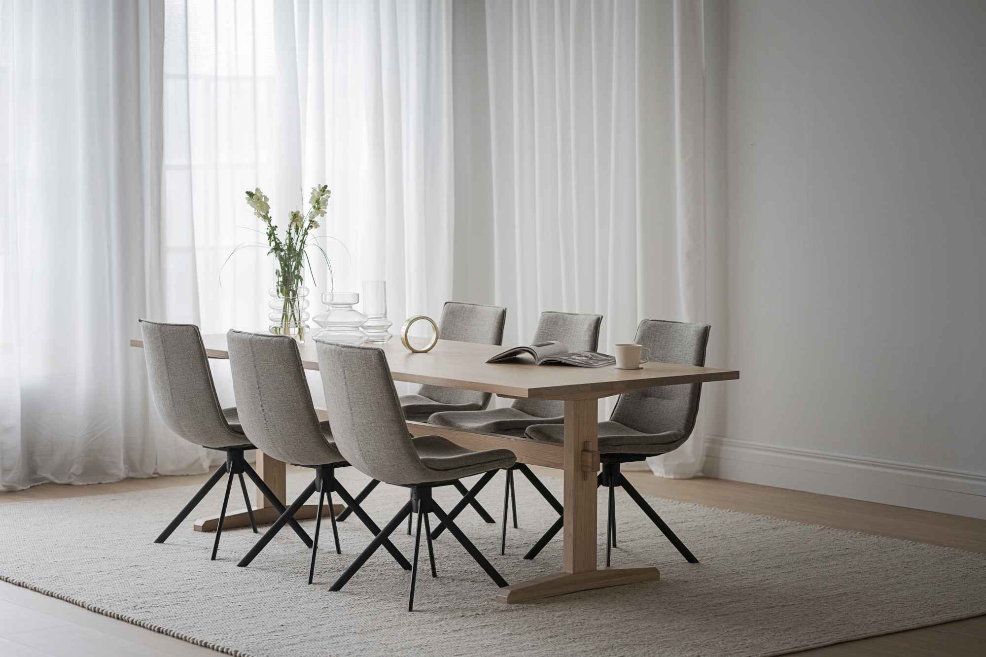 Komfortabel & schön – Stuhl Lowell 2er Set Drehgestell, Stoff Grau.