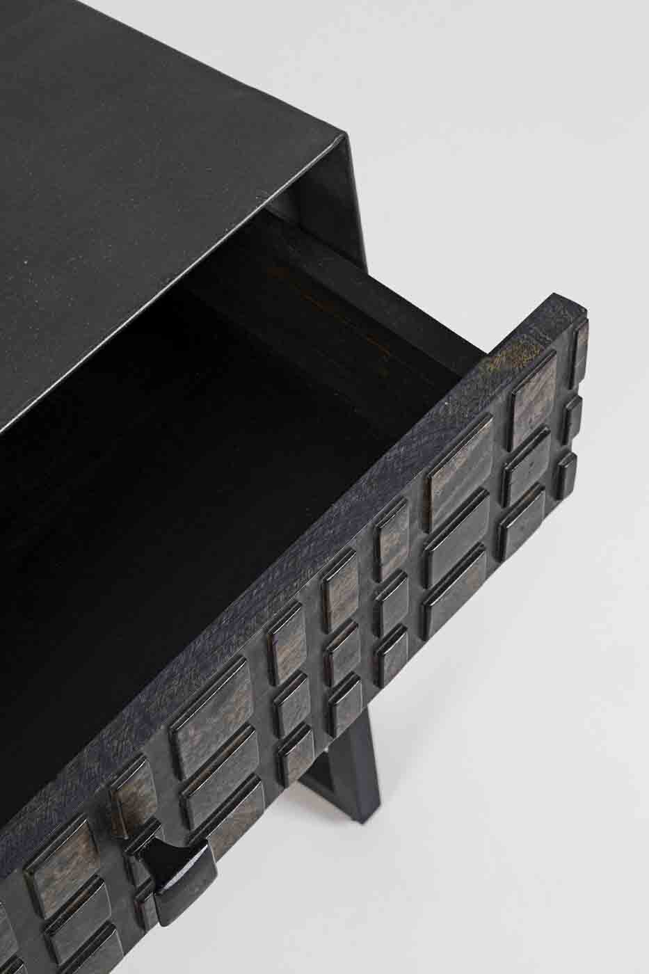 Der Beistelltisch Dorset wurde aus Mangoholz hergestellt. Der Tisch verfügt über eine Schublade. Das Gestell ist aus Metall in einem schwarzen Farbton.