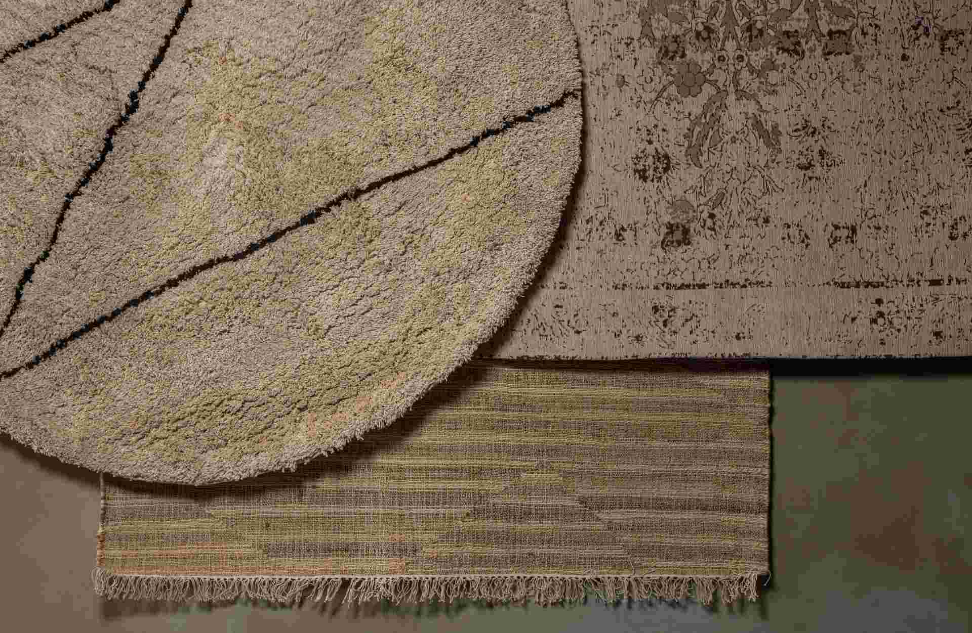 Der Teppich Rens überzeugt mit seinem klassischen Design. Gefertigt wurde er aus einem Kombinationsgewebe aus Polyester und Baumwolle, welche einen braunen Farbton besitzen. Der Teppich besitzt eine Größe von 170x240 cm.