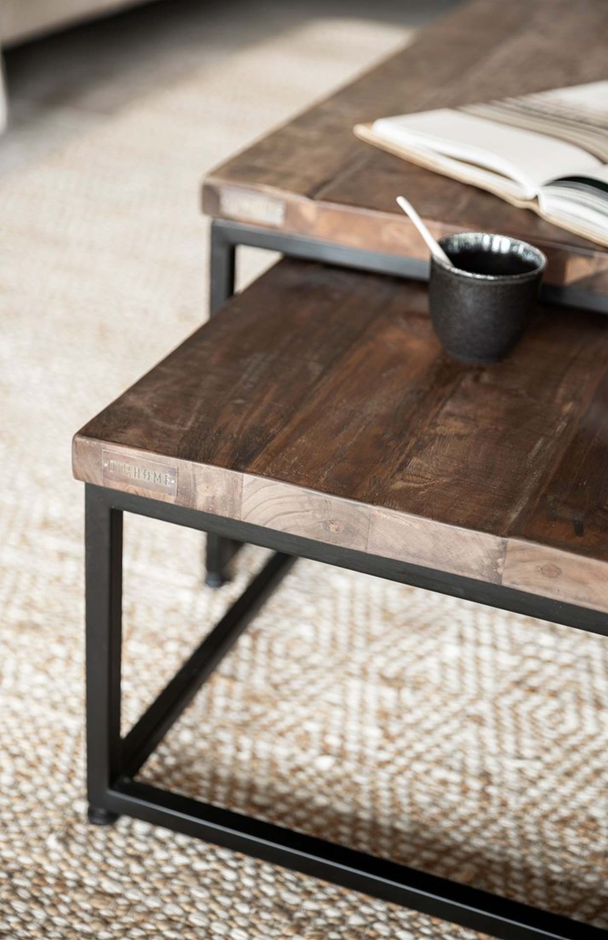 Der Couchtisch Timber wurde aus verschiedenen Holzarten gefertigt. Das Gestell ist aus Metall uns ist Schwarz.Der Tisch überzeugt mit seinem massivem aber auch modernen Design. Der Couchtisch ist als 3er-Set verfügbar.