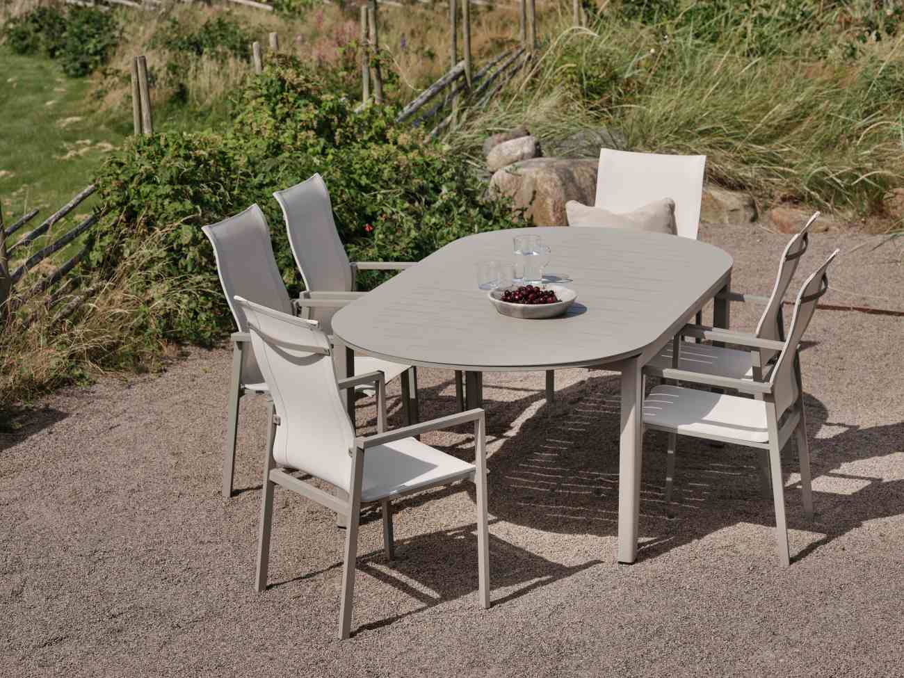 Gartenstuhl Comfy mit Armlehne, Taupe / Off-White