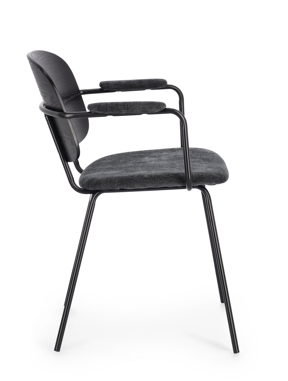 Der Esszimmerstuhl Sienna überzeugt mit seinem modernen Stil. Gefertigt wurde er aus Stoff, welcher einen dunkelgrauen Farbton besitzt. Das Gestell ist aus Metall und hat eine schwarze Farbe. Der Stuhl besitzt eine Sitzhöhe von 48 cm.