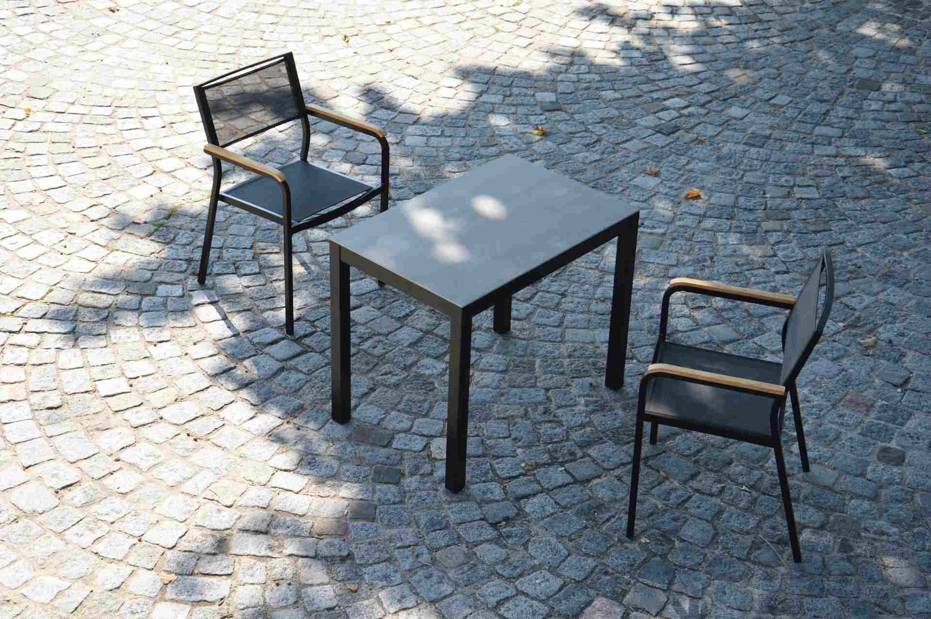 Der Stapelsessel Lux besitzt ein modernes Design. Hergestellt wurde der Sessel aus Aluminium von der Marke Jan Kurtz. Der Sessel besitzt die Farbe Schwarz.