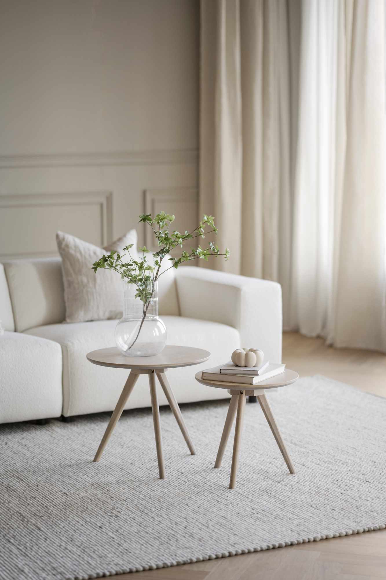 Hochwertiger Beistelltisch Yumi 2er-Set, Weiß pigmentiert für jede Einrichtung.