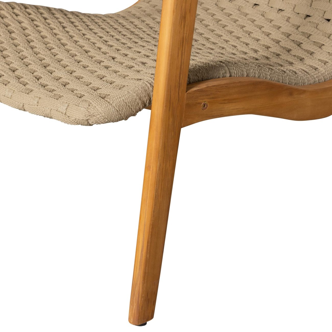 Der Gartensessel Stony überzeugt mit seinem modernen Design. Gefertigt wurde er aus geflochtenem Seil, welches einen Sand Farbton besitzt. Das Gestell ist aus Teakholz und hat eine natürliche Farbe. Der Sessel besitzt eine Sitzhöhe von 34 cm.