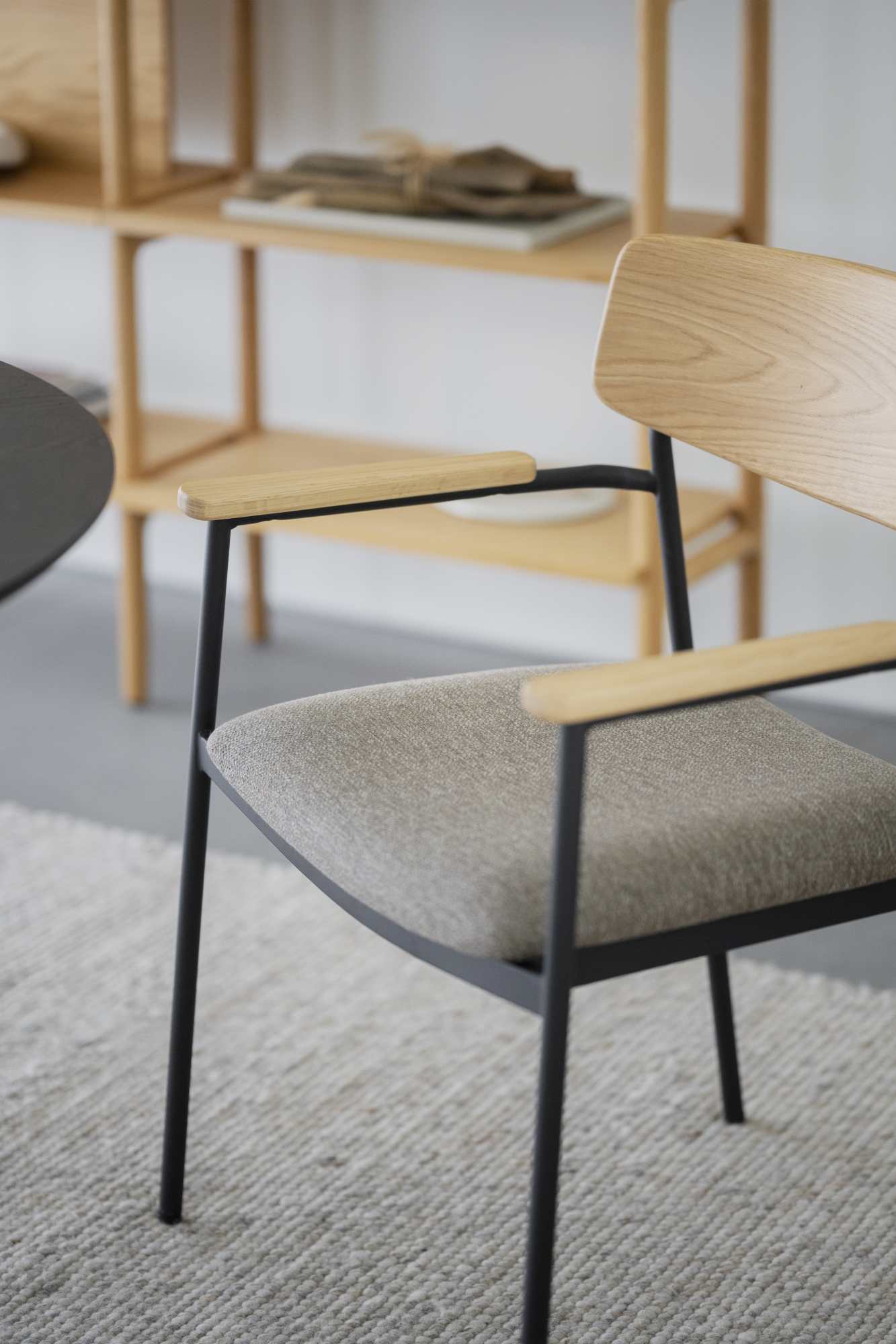 Stuhl Maymont 2er Set mit Armlehnen, Eiche / Dunkelbeige passt perfekt in stilvolle Wohnräume.