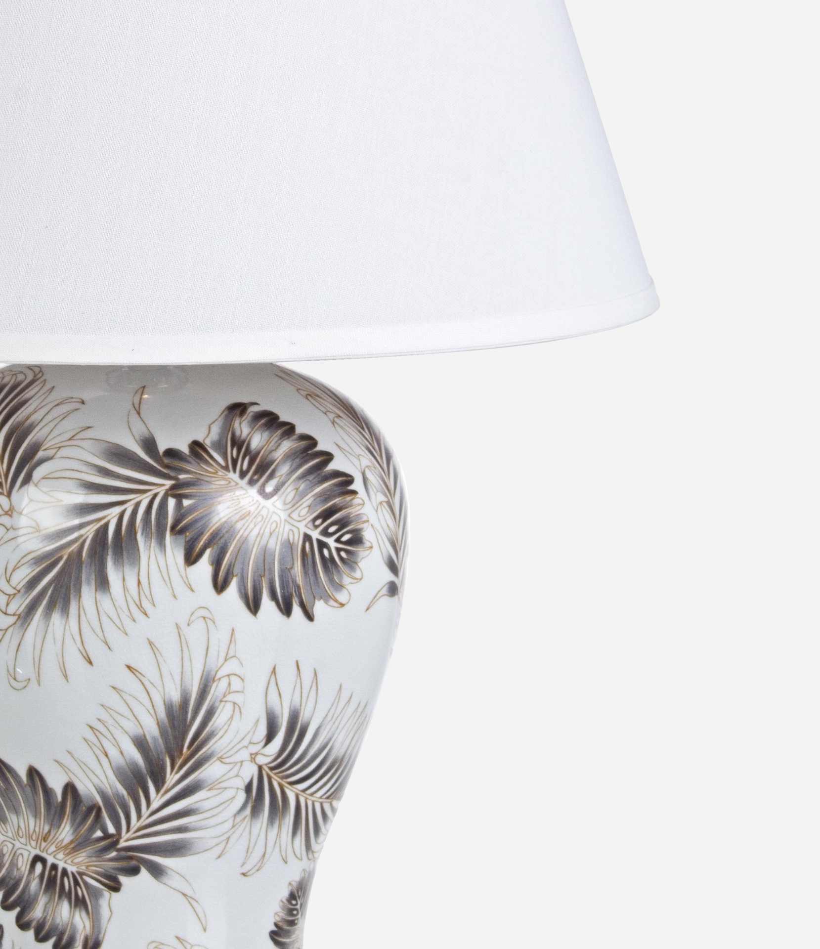 Die Tischleuchte Leaf überzeugt mit ihrem klassischen Design. Gefertigt wurde sie aus Porzellan, welches einen weißen Farbton besitzt. Die Lampenschirme ist aus Polyester und hat eine weiße Farbe. Die Lampe besitzt eine Höhe von 64 cm.