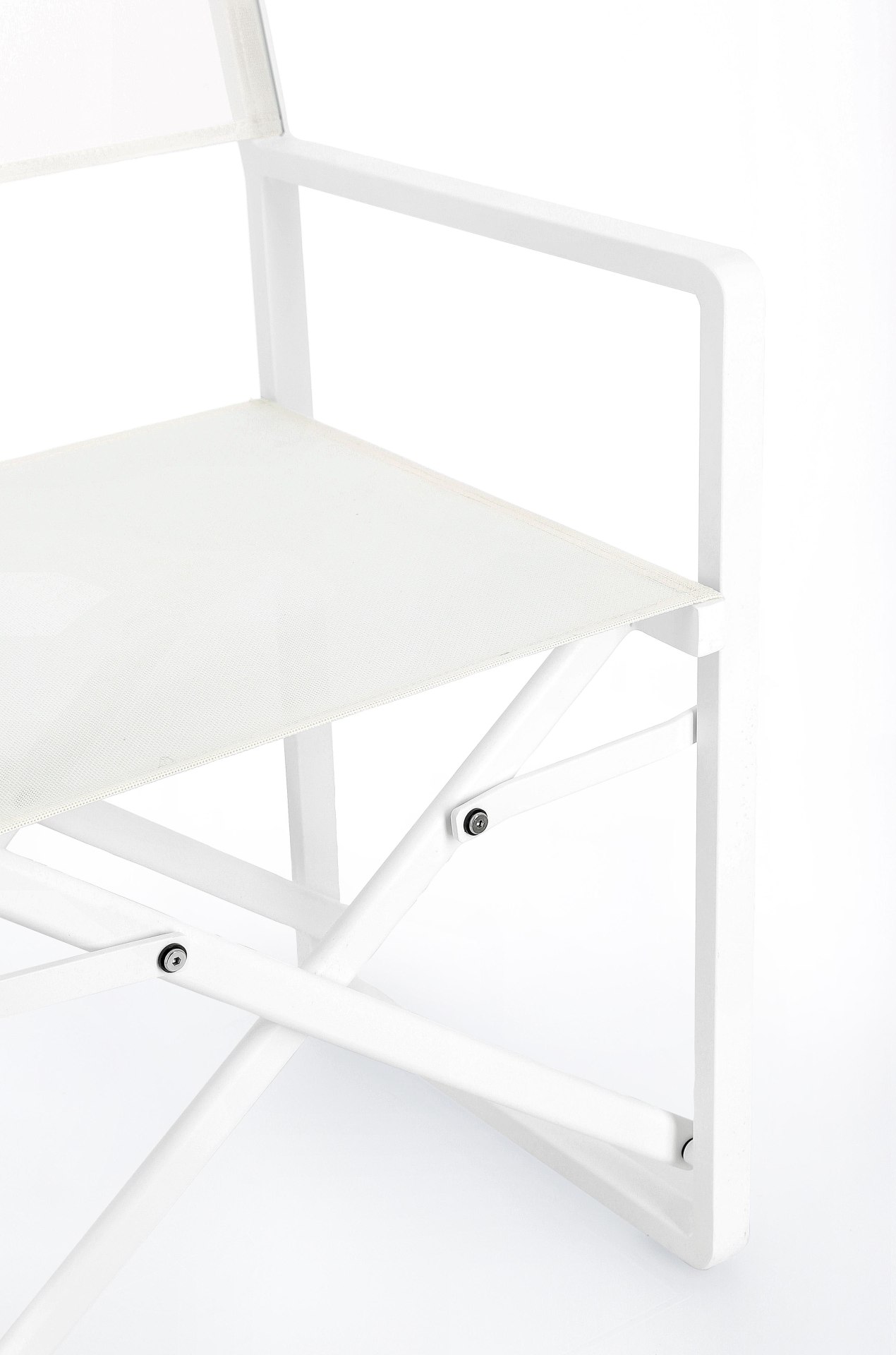 Der Gartenstuhl Konnor überzeugt mit seinem modernen Design. Gefertigt wurde er aus Textilene, welche einen weißen Farbton besitzt. Das Gestell ist aus Aluminium und hat auch eine weiße Farbe. Der Stuhl verfügt über eine Sitzhöhe von 46 cm und ist für den