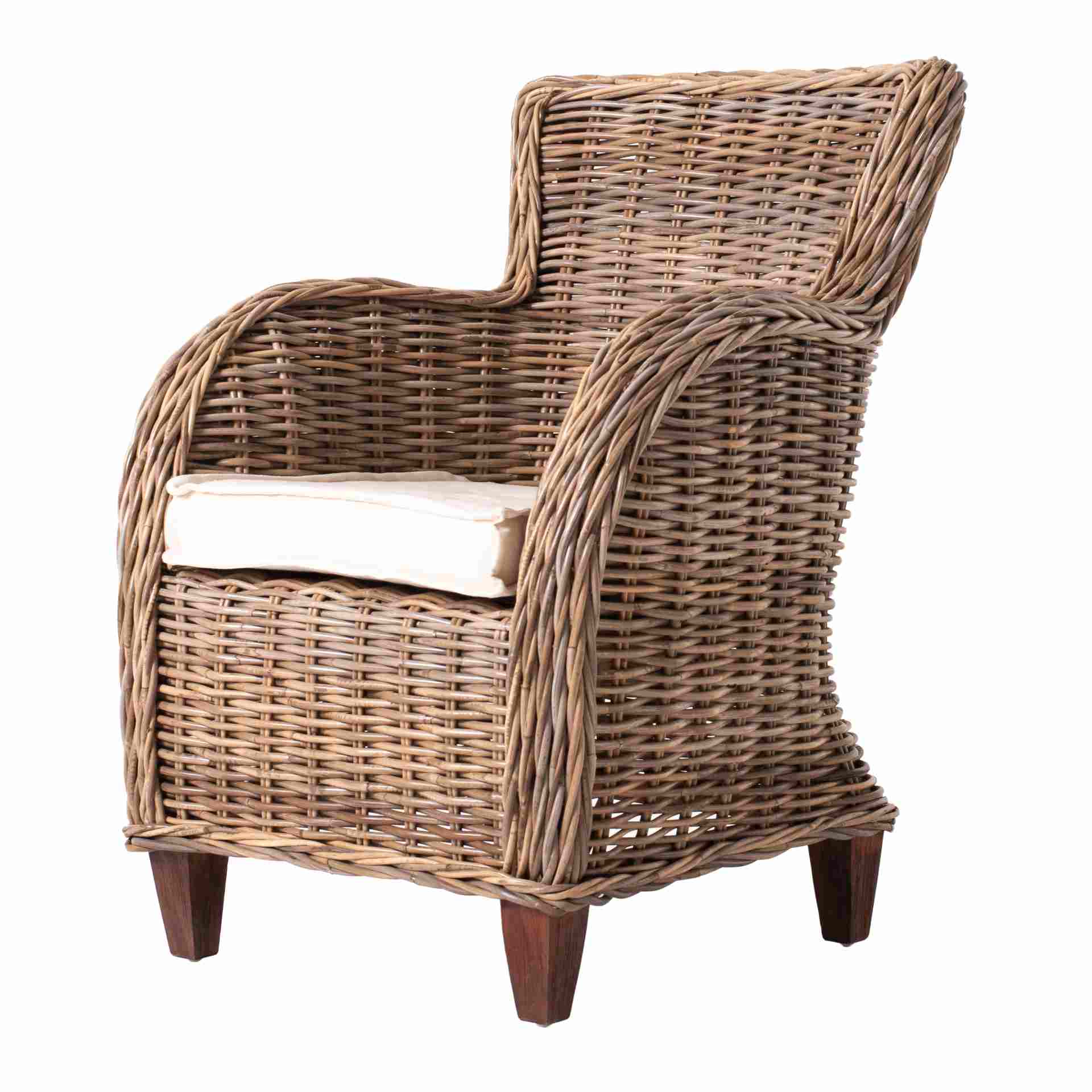 Der Armlehnstuhl Baron überzeugt mit seinem Landhaus Stil. Gefertigt wurde er aus Kabu Rattan, welches einen braunen Farbton besitzt. Der Stuhl verfügt über eine Armlehne und ist im 2er-Set erhältlich. Die Sitzhöhe beträgt beträgt 40 cm.